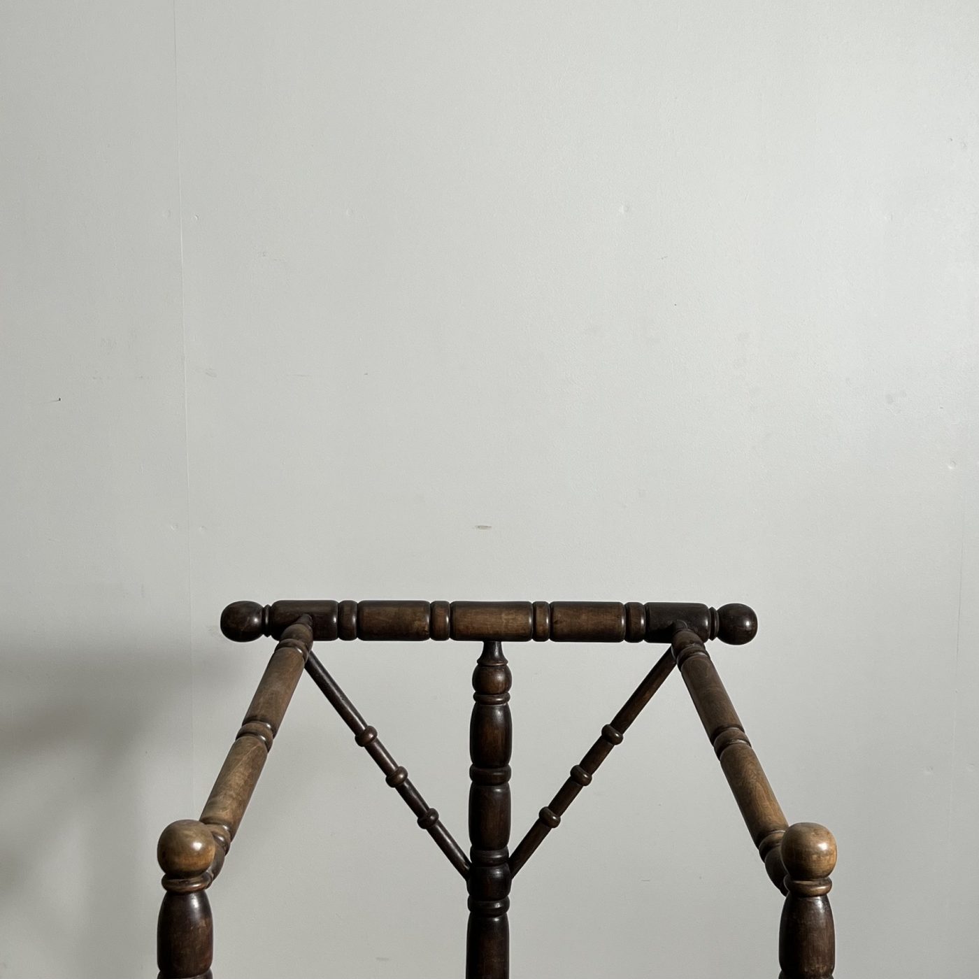 objet-vagabond-tripod-chairs0004
