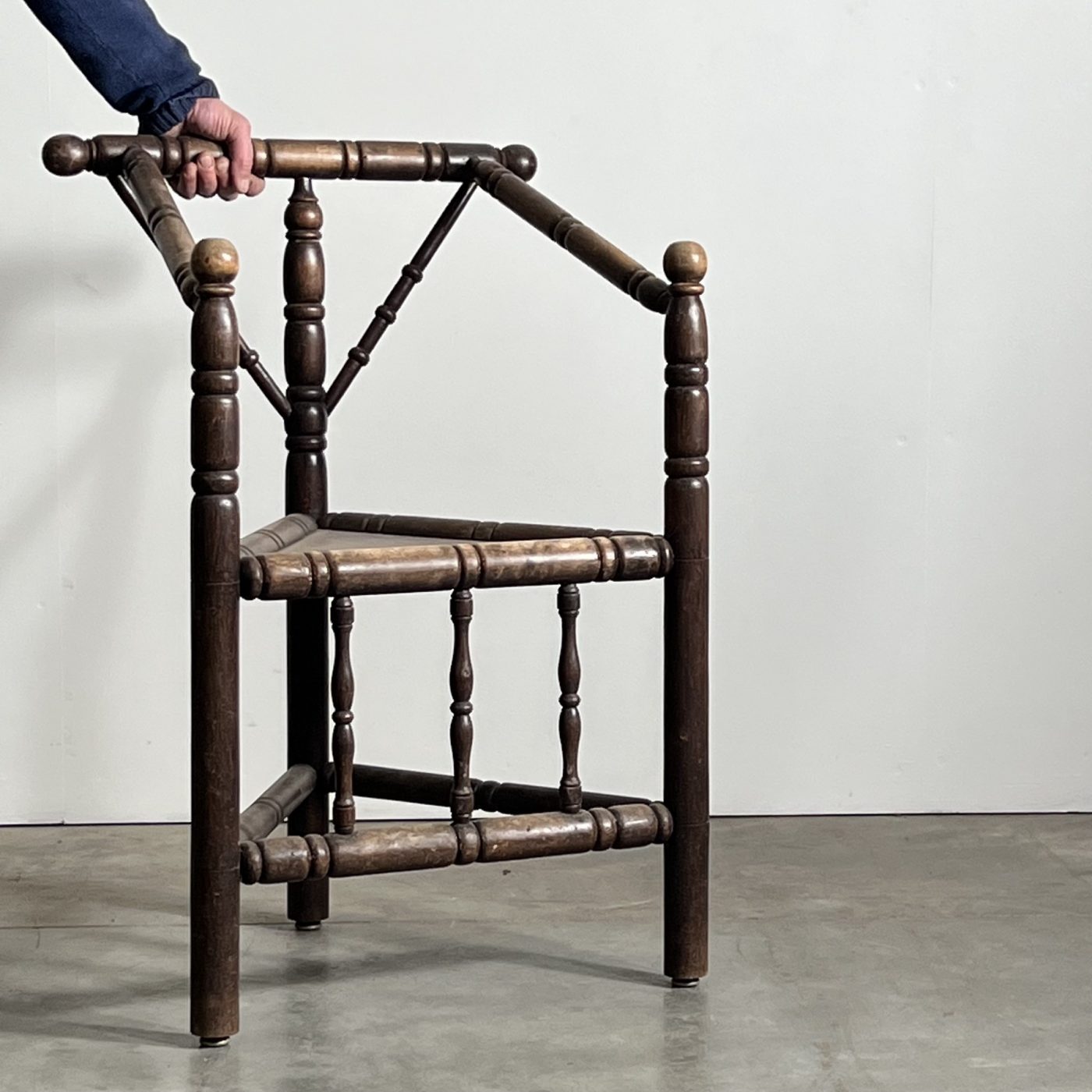 objet-vagabond-tripod-chairs0006