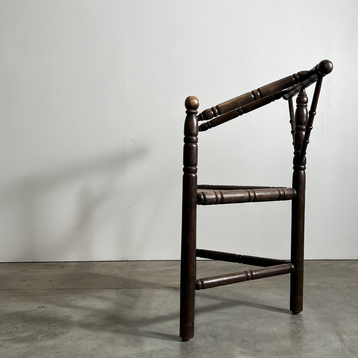 objet-vagabond-tripod-chairs0009