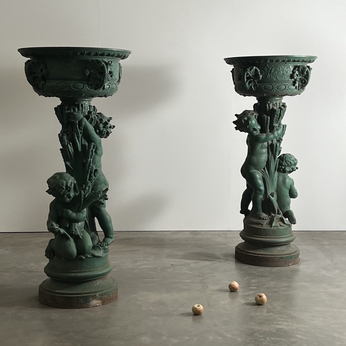 objet-vagabond-castiron-urns0001