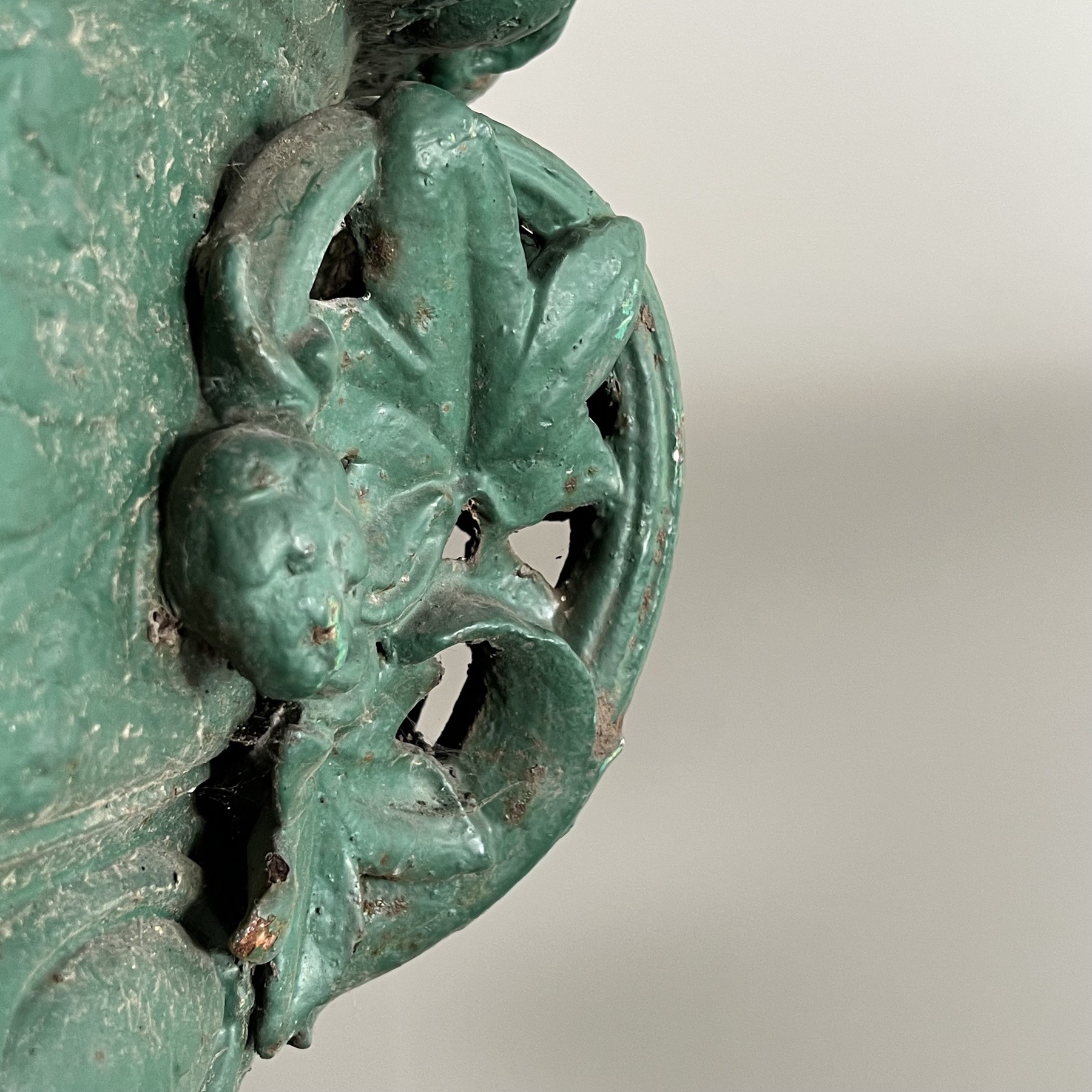 objet-vagabond-castiron-urns0007