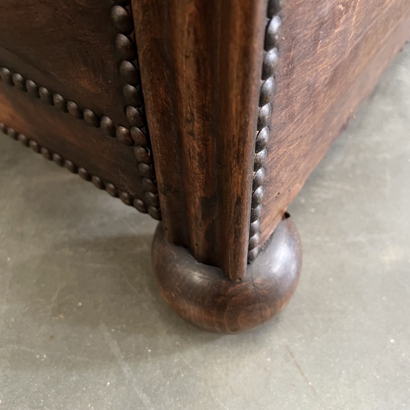 objet-vagabond-leather-armchairs0008