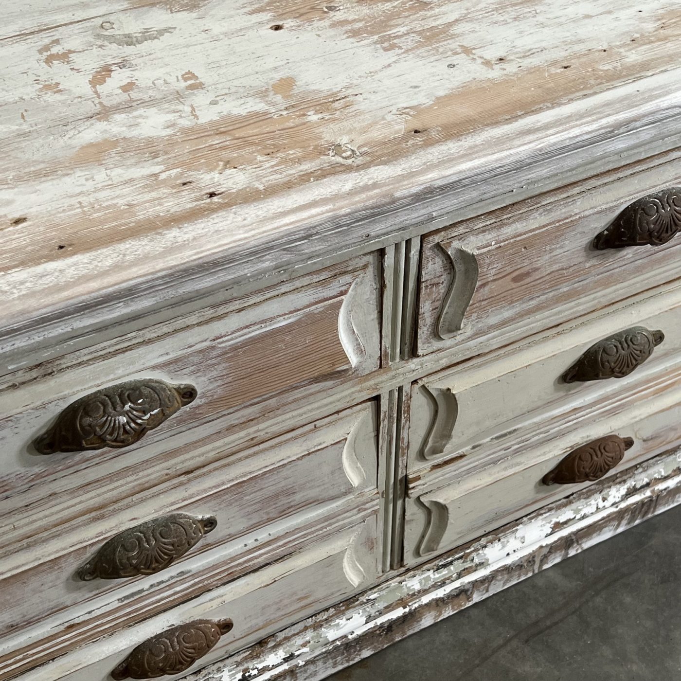 objet-vagabond-painted-chest0005