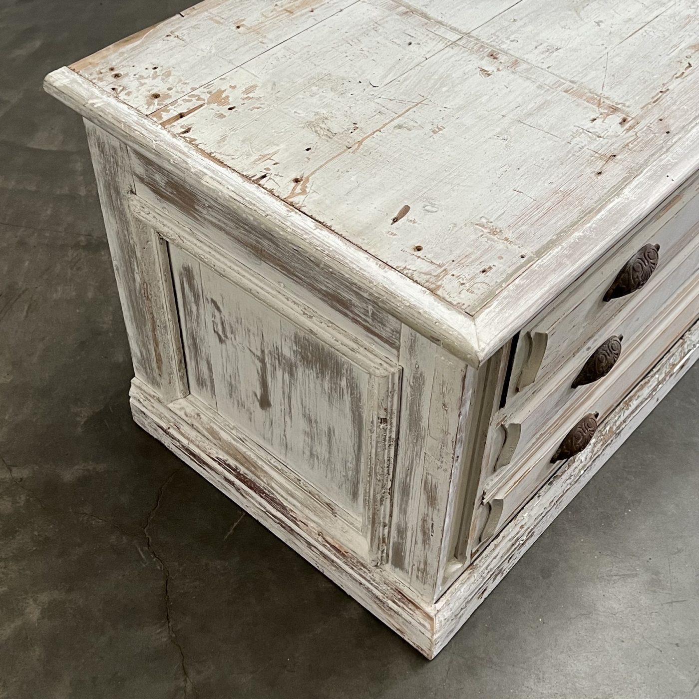 objet-vagabond-painted-chest0006