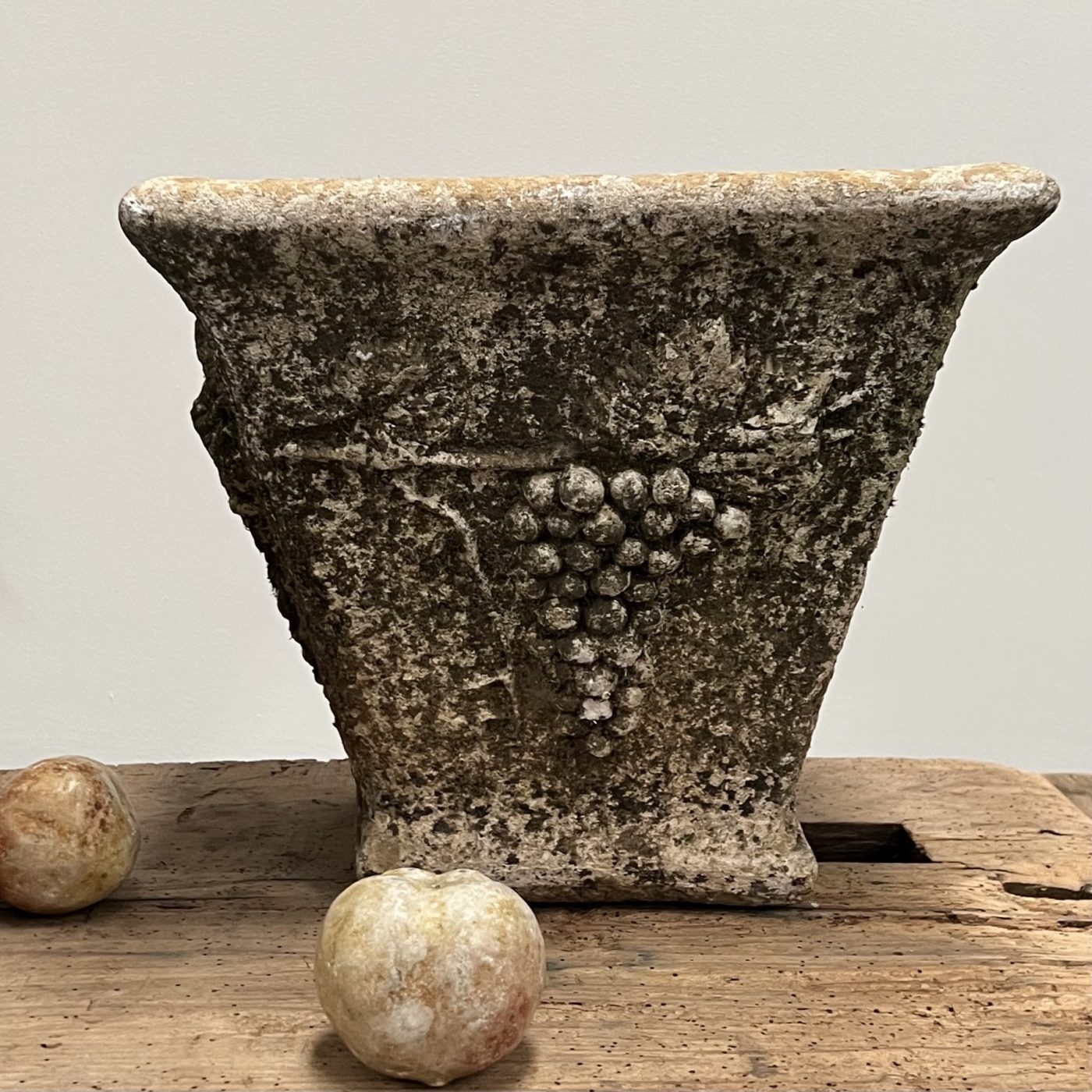objet-vagabond-concrete-urns0002