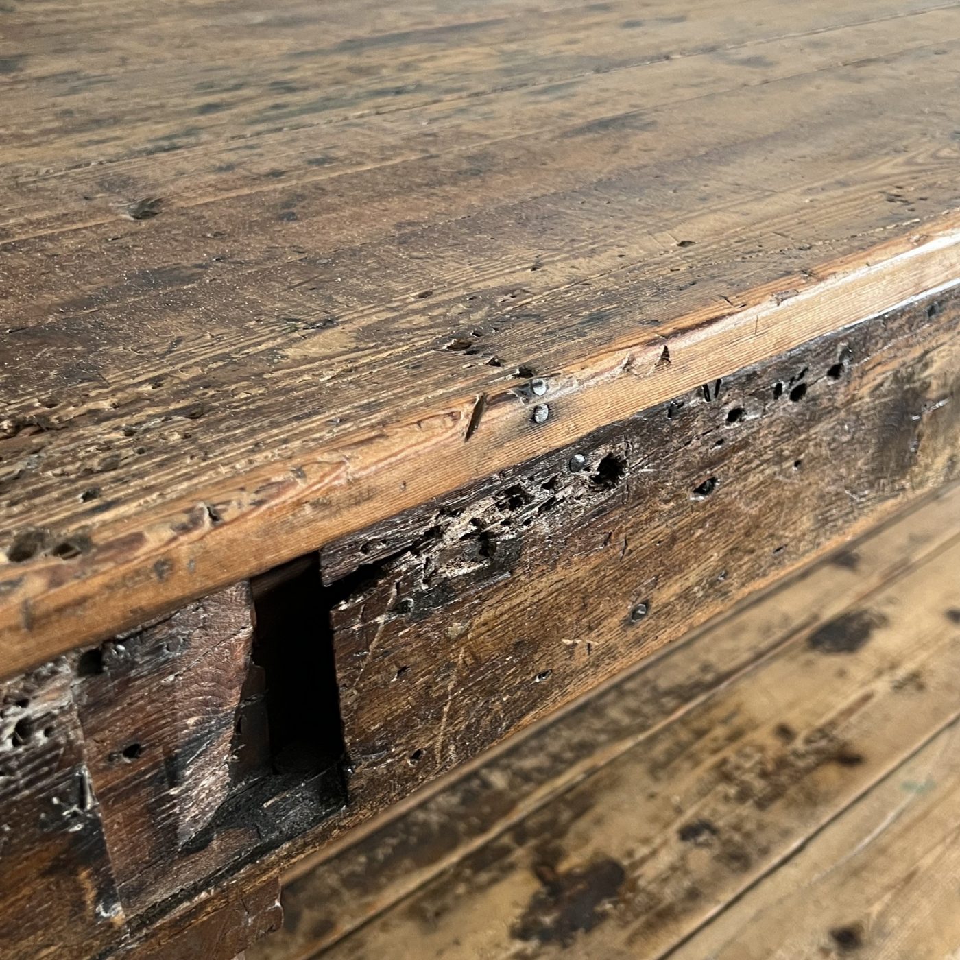 objet-vagabond-draper-table0004