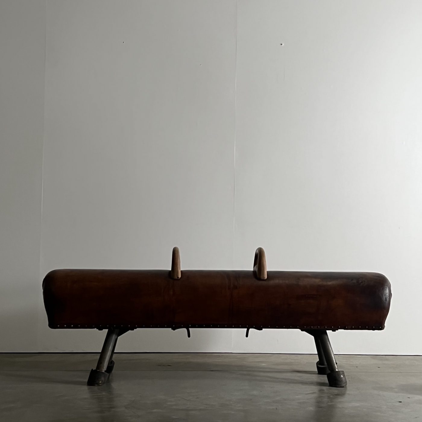 objet-vagabond-leather-bench0000