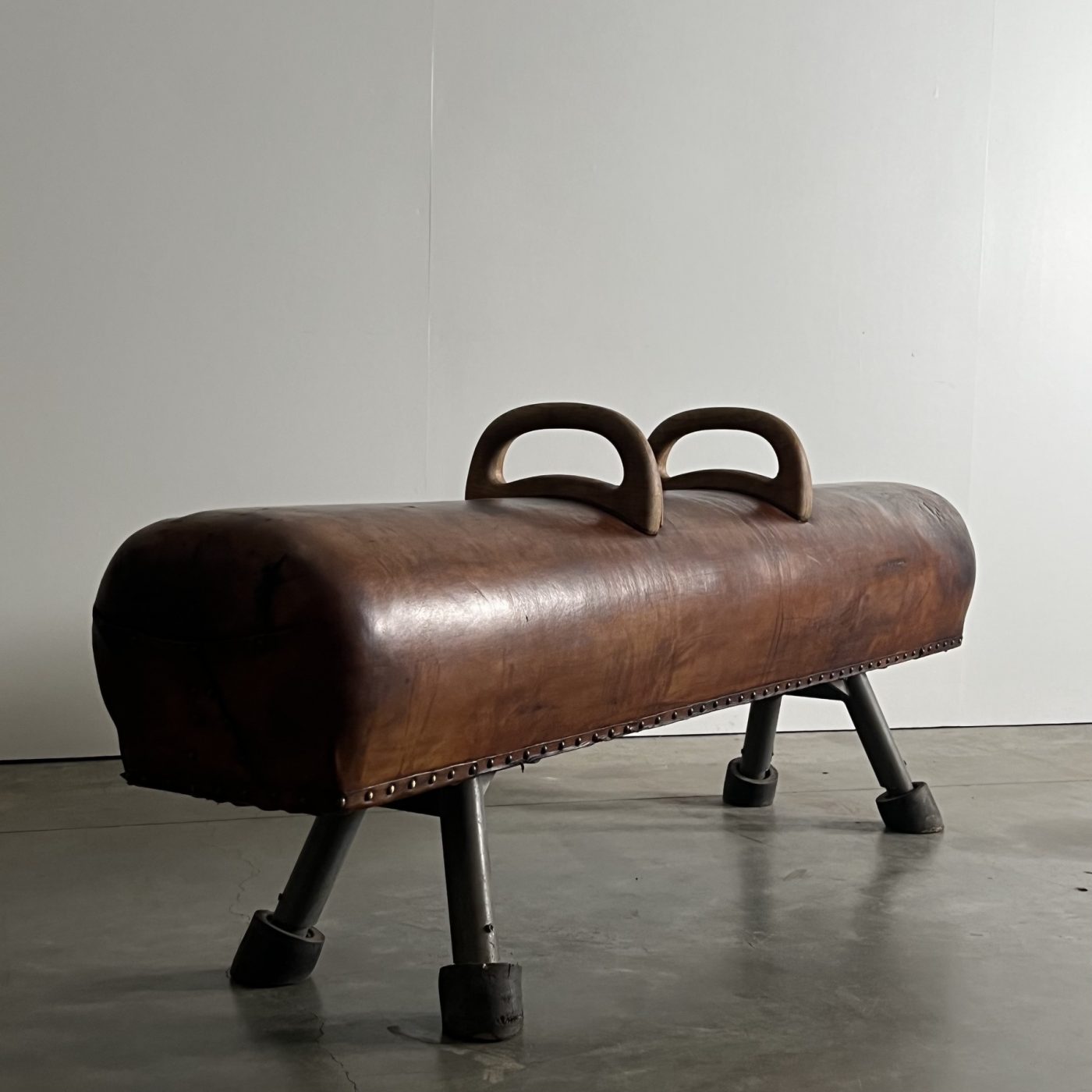objet-vagabond-leather-bench0006