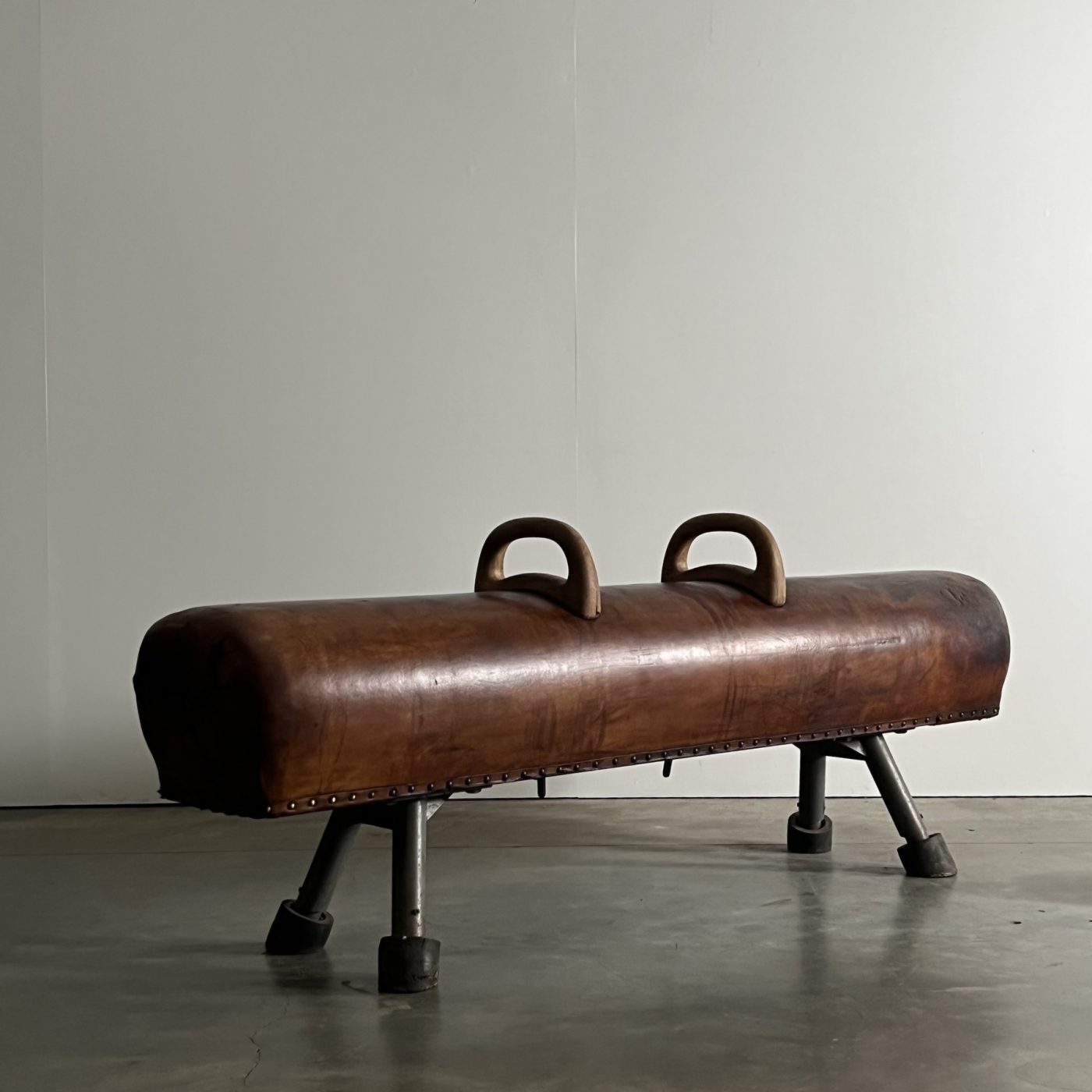 objet-vagabond-leather-bench0007