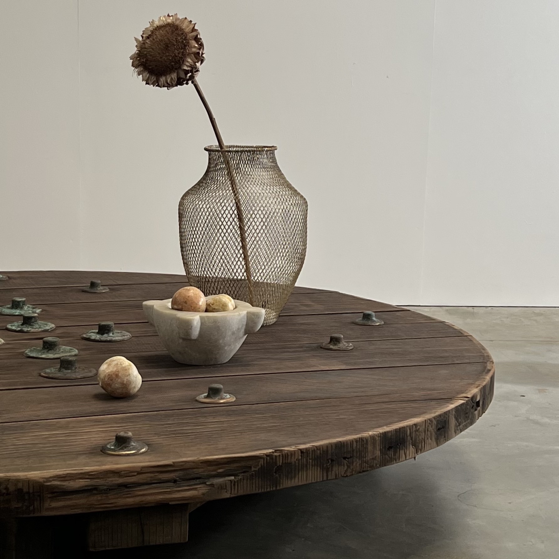 objet-vagabond-round-low-table0006