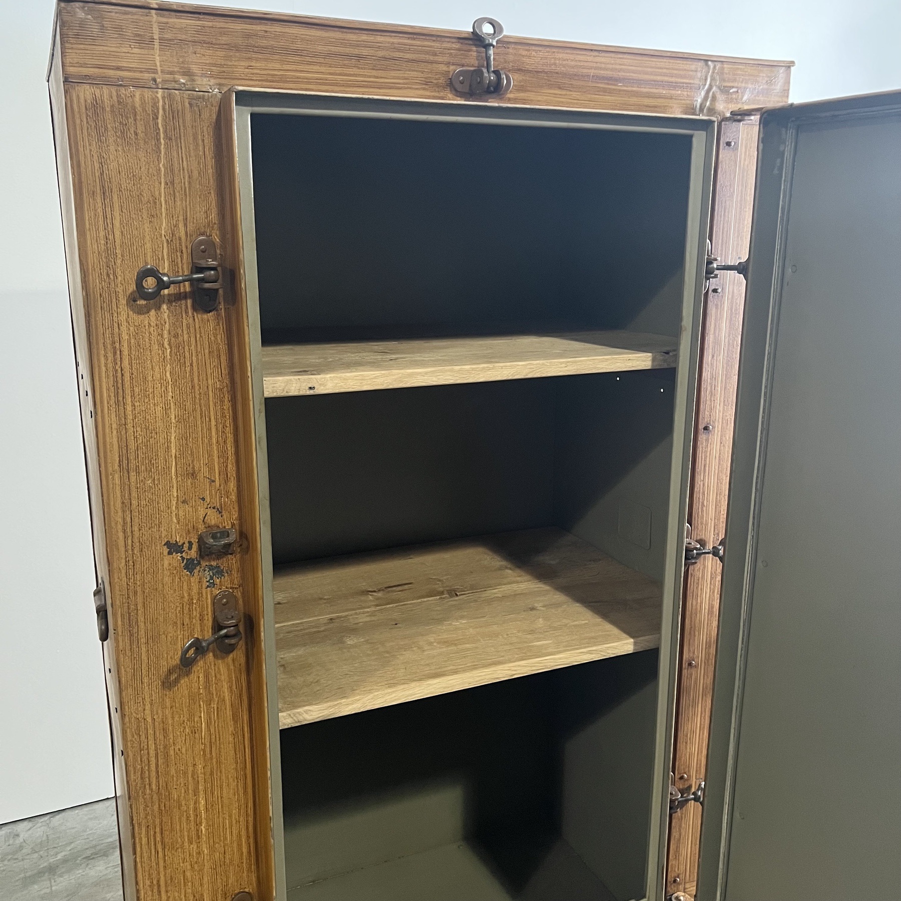 objet-vagabond-metal-cupboard0000