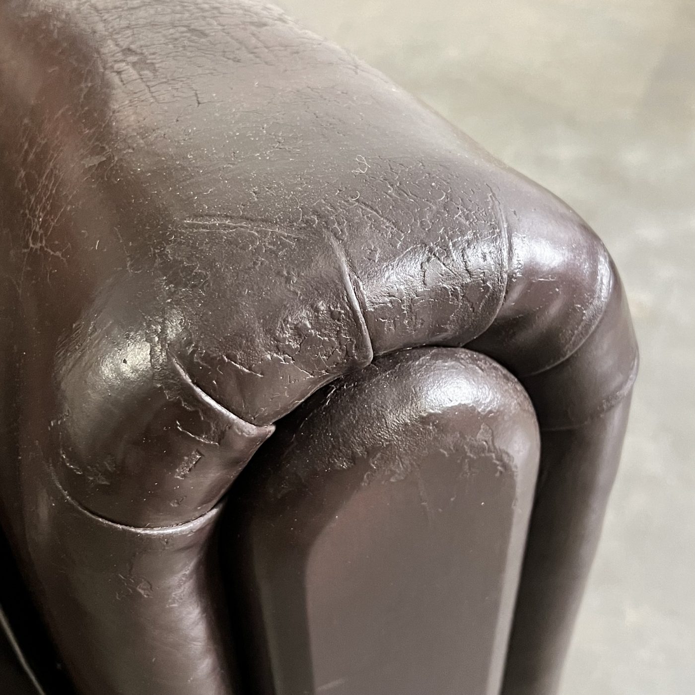 objet-vagabond-leather-armchairs0001