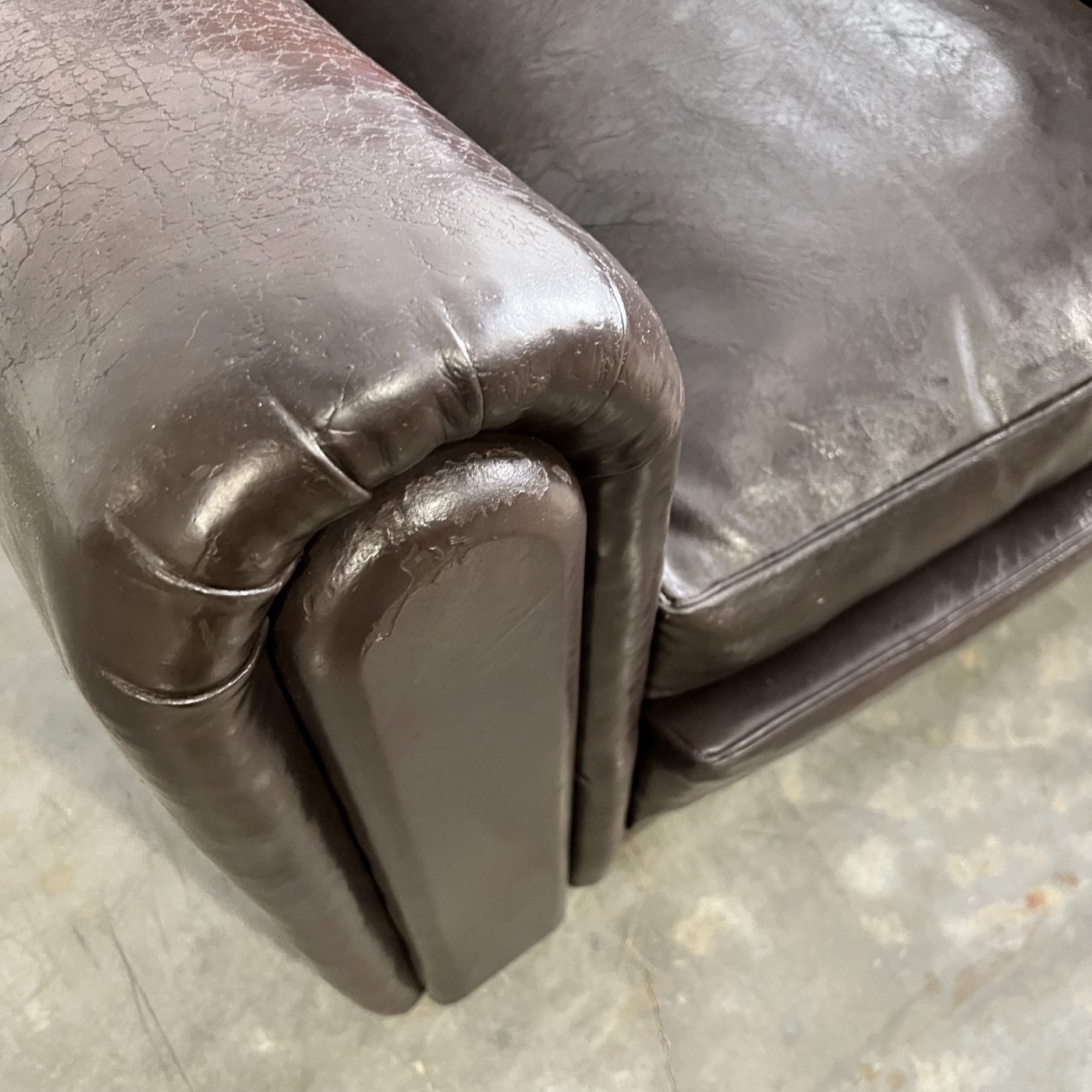 objet-vagabond-leather-armchairs0006