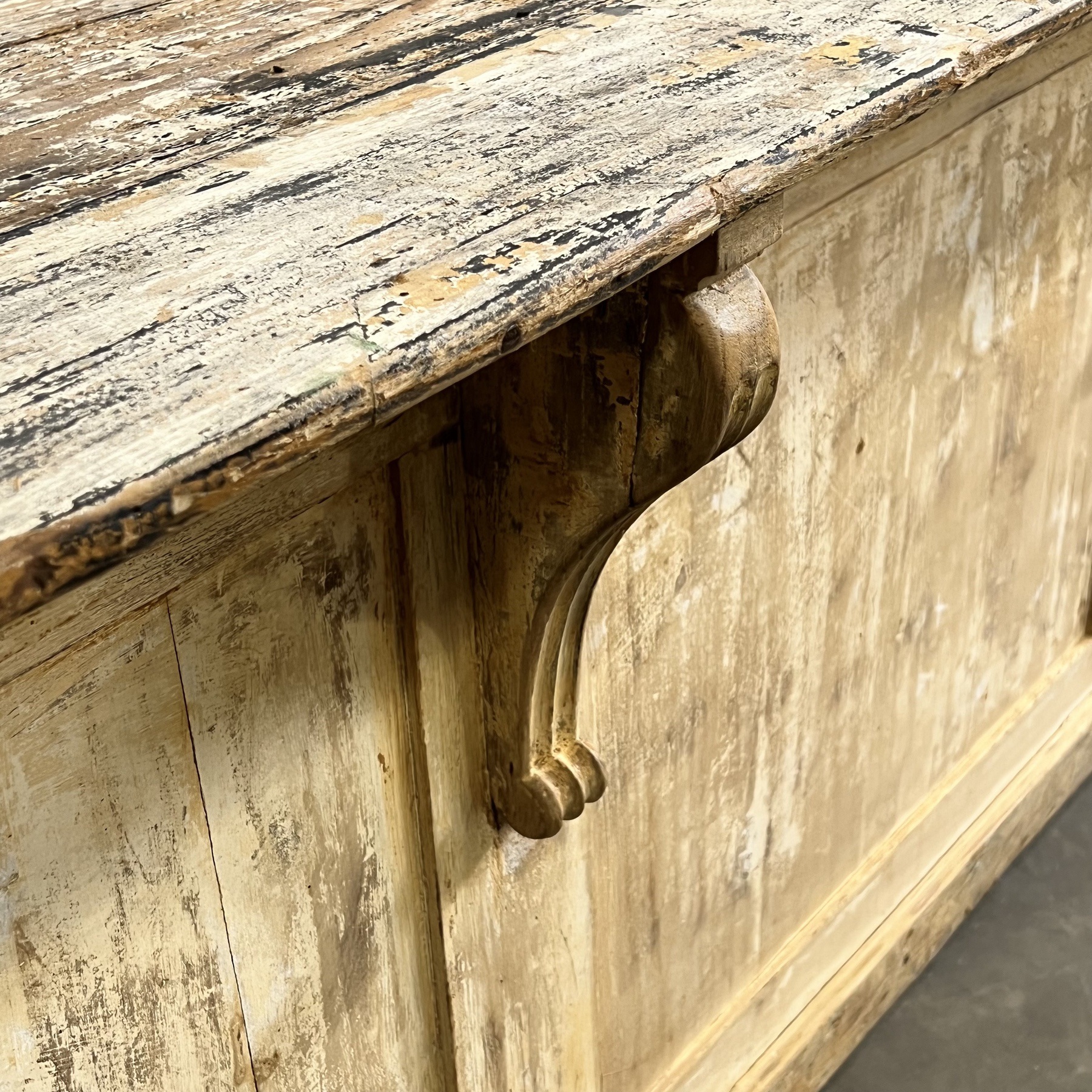 objet-vagabond-painted-counter0004