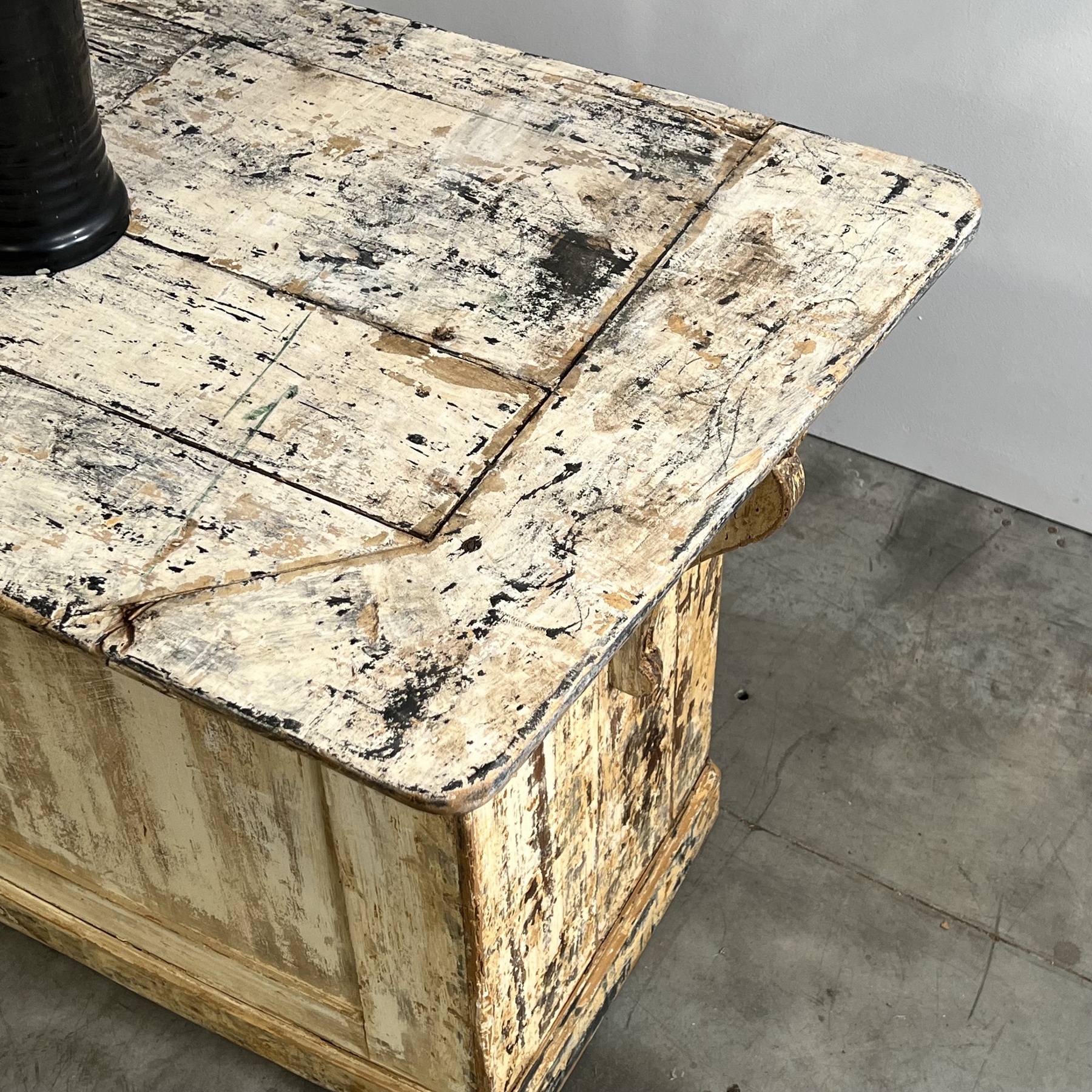 objet-vagabond-painted-counter0007