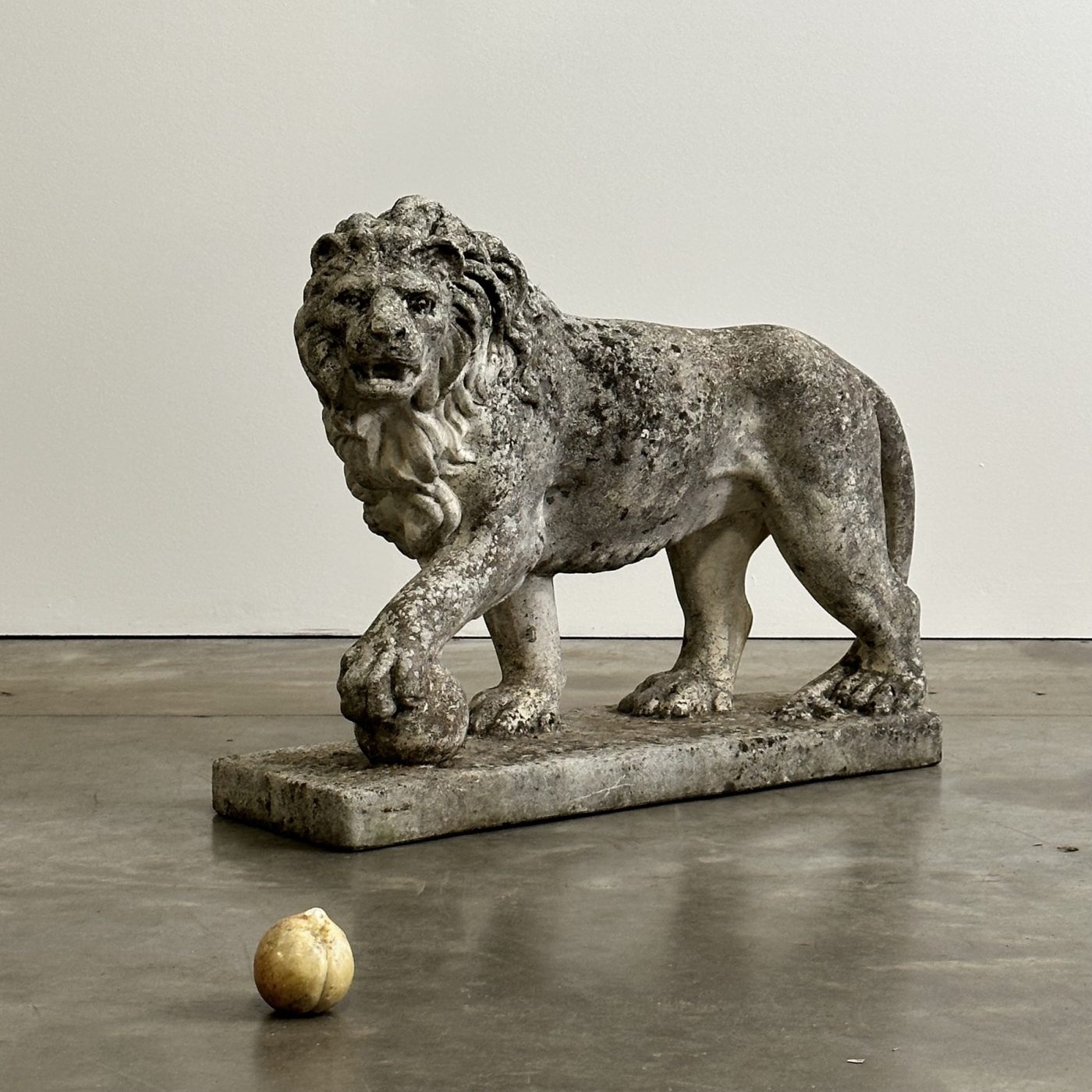 objet-vagabond-concrete-lion0000