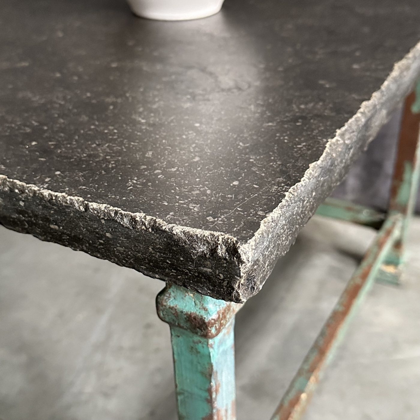 objet-vagabond-large-stone-coffeetable0001