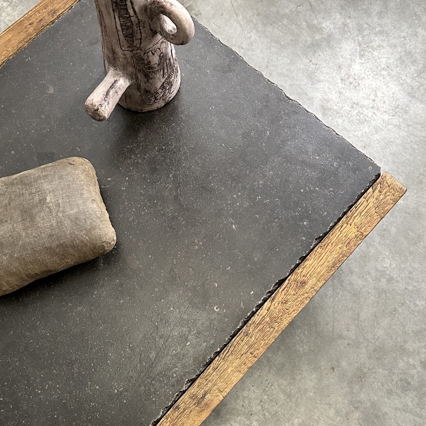 objet-vagabond-stone-lowtable0001