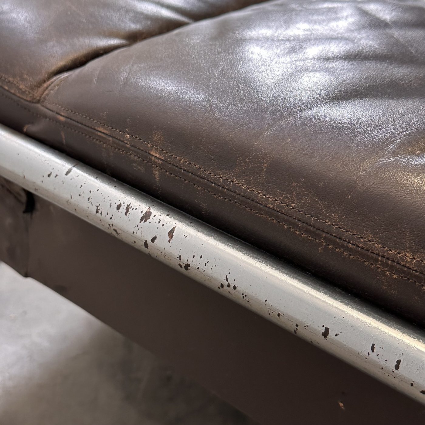 objet-vagabond-leather-couch0007