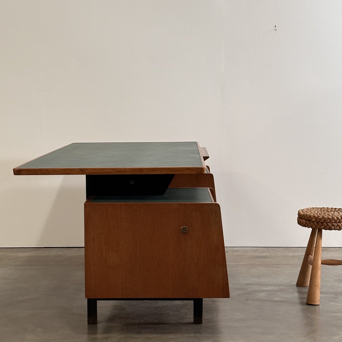 objet-vagabond-midcentury-desk0001