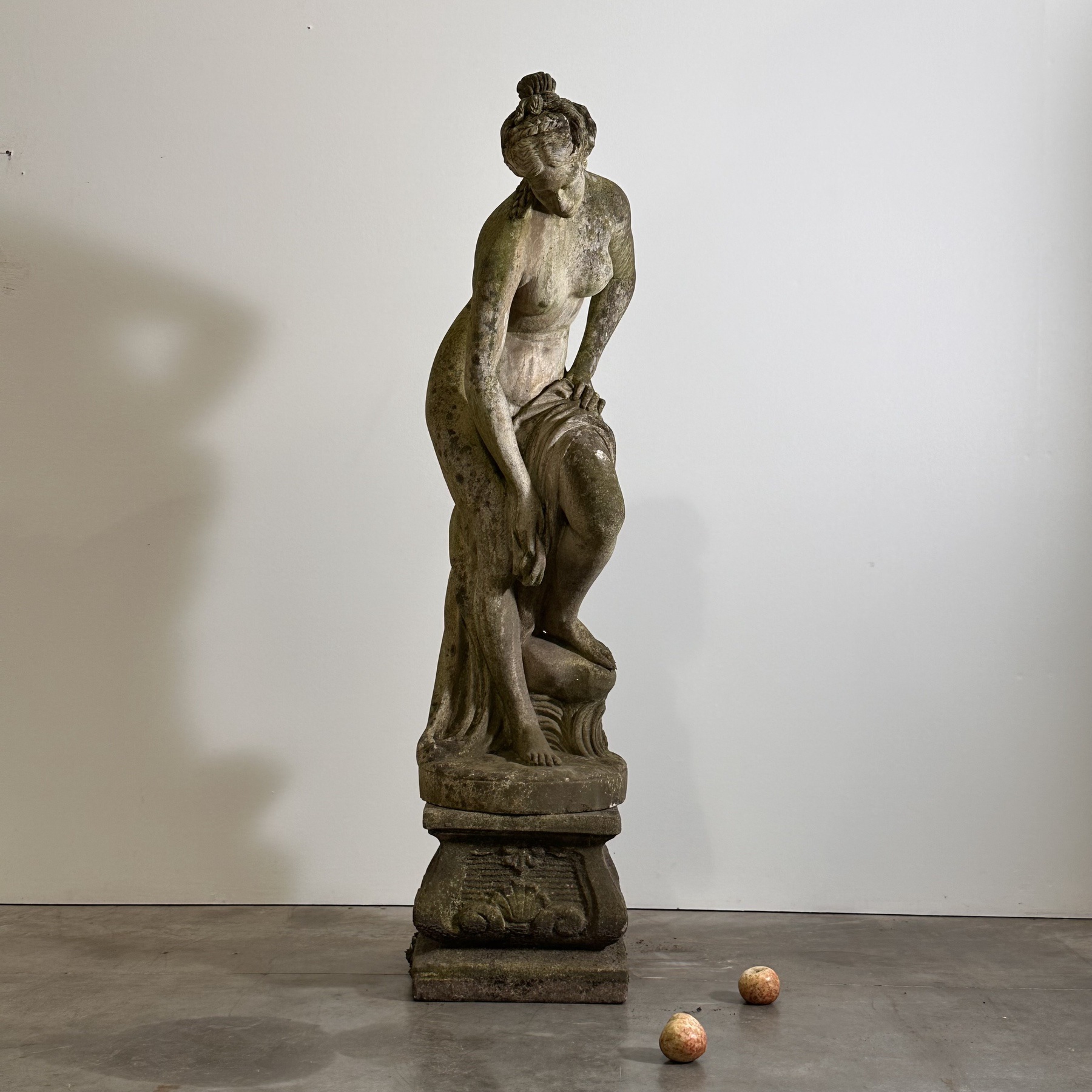 objet-vagabond-concrete-statue0001