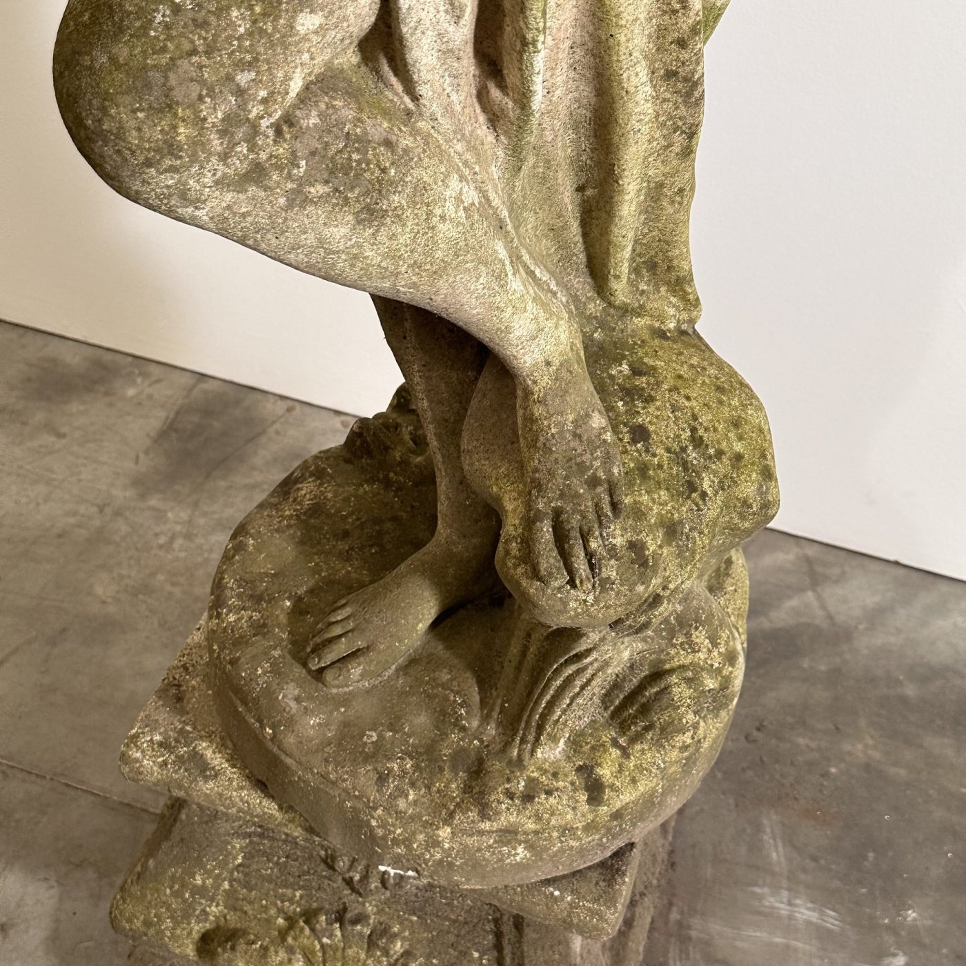 objet-vagabond-concrete-statue0003