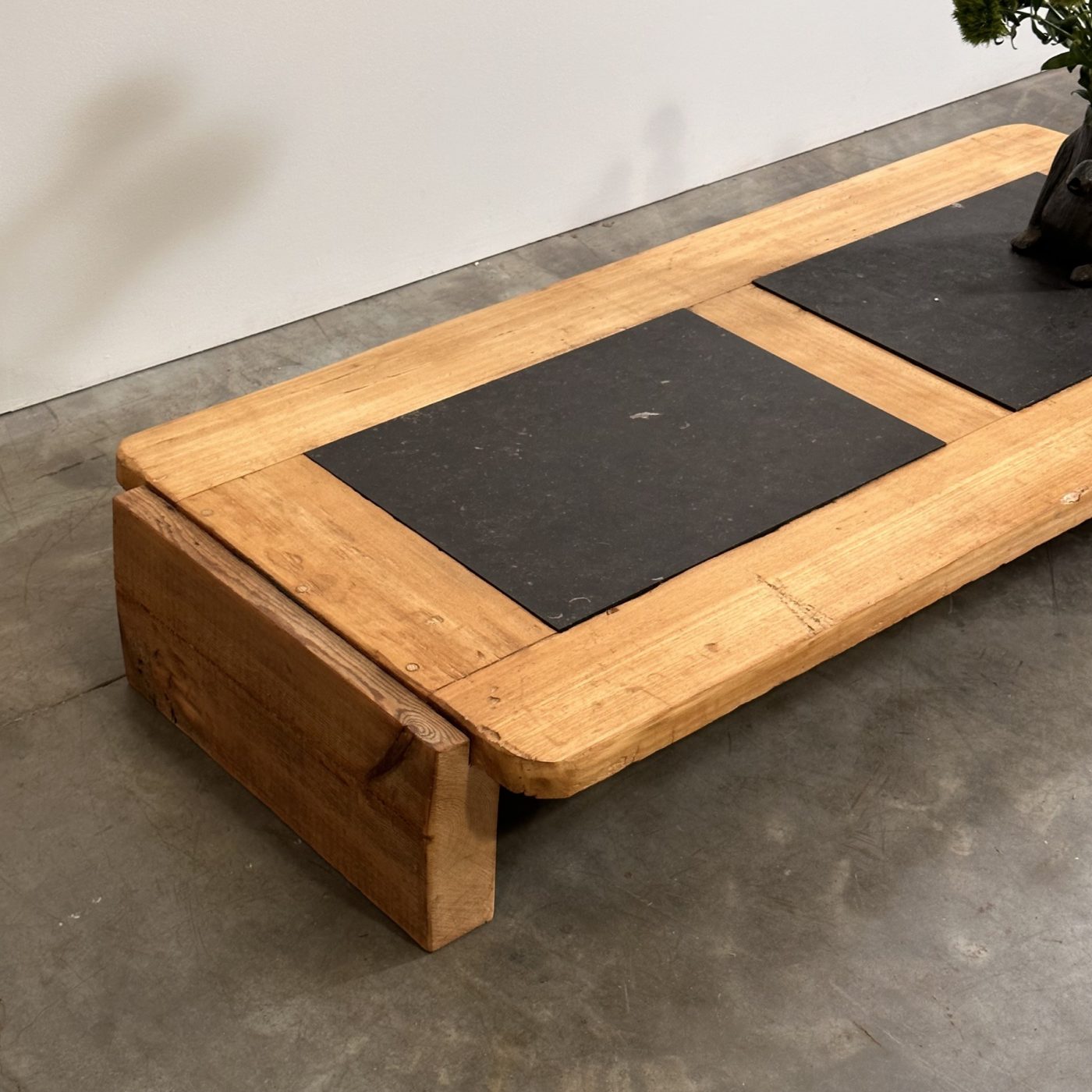objet-vagabond-primitive-stone-table0000