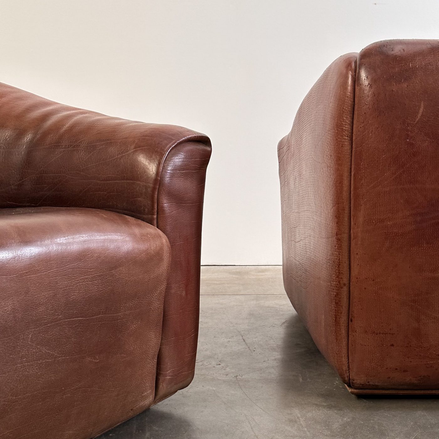 objet-vagabond-leather-armchairs0001