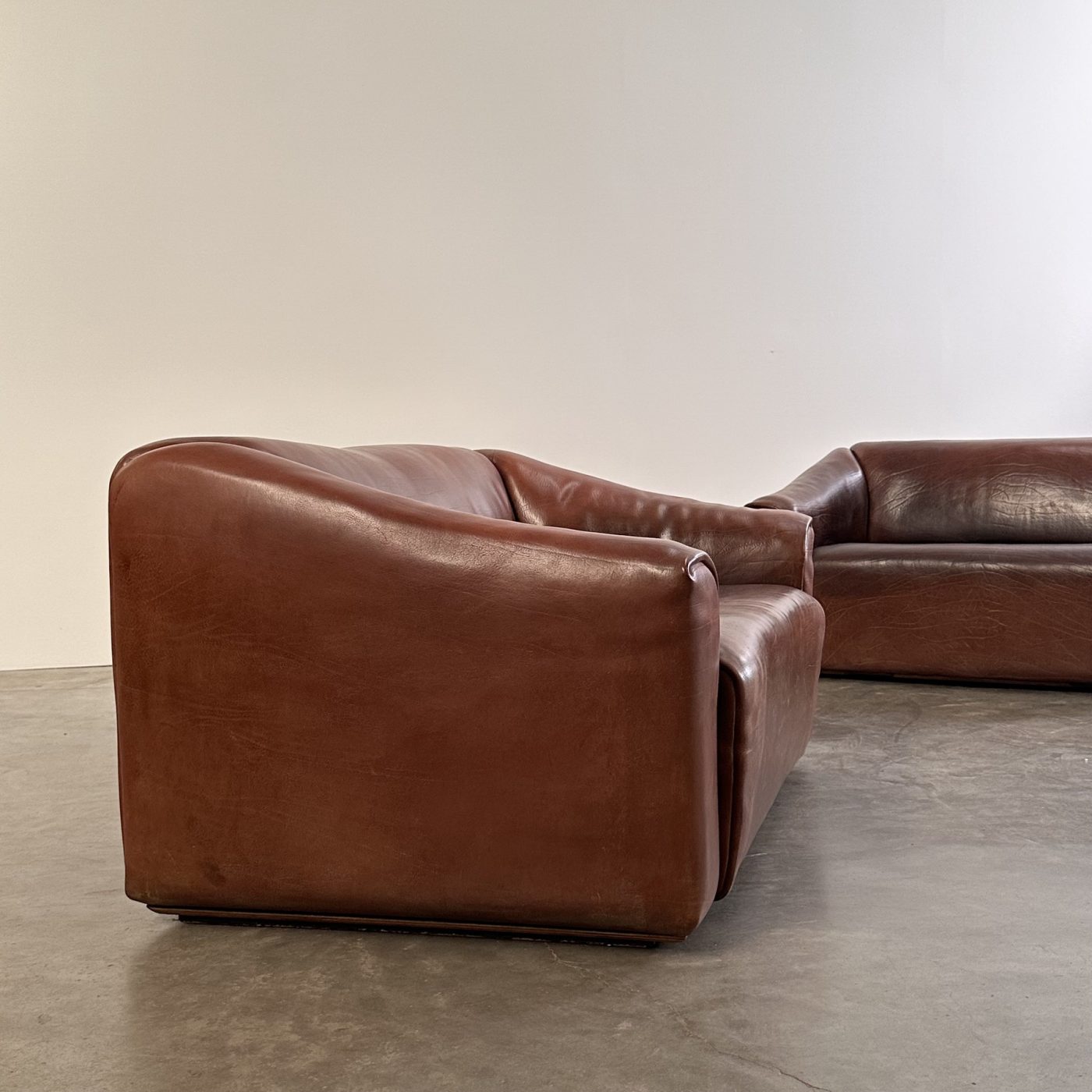 objet-vagabond-leather-armchairs0010
