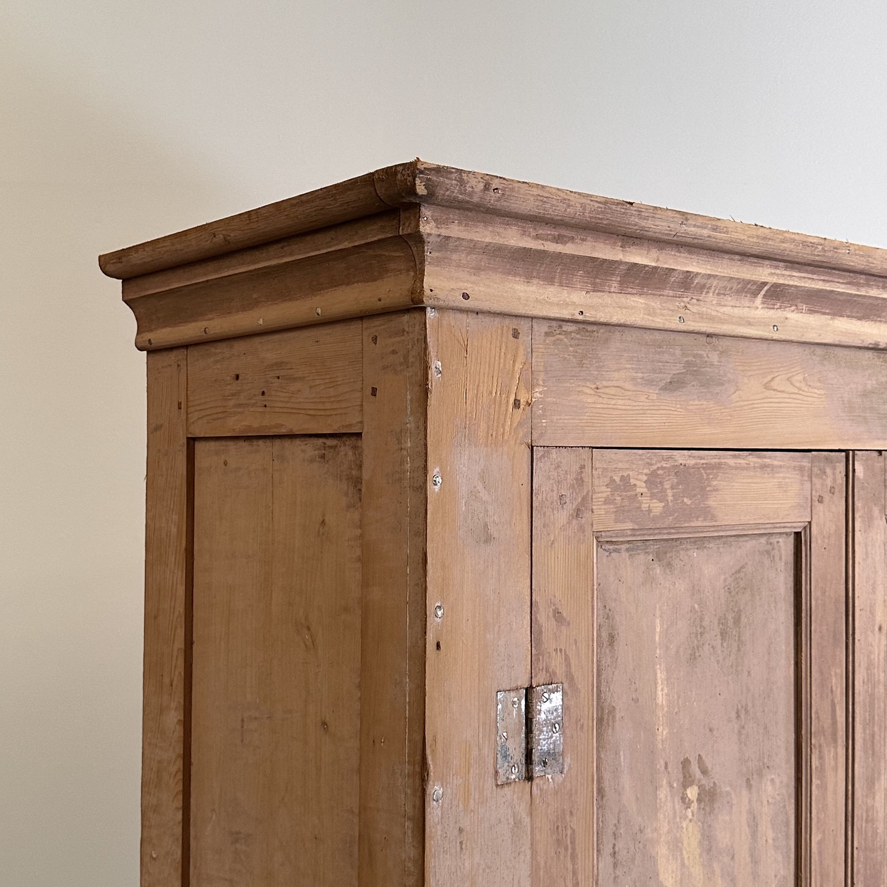 objet-vagabond-painted-cupboard0000