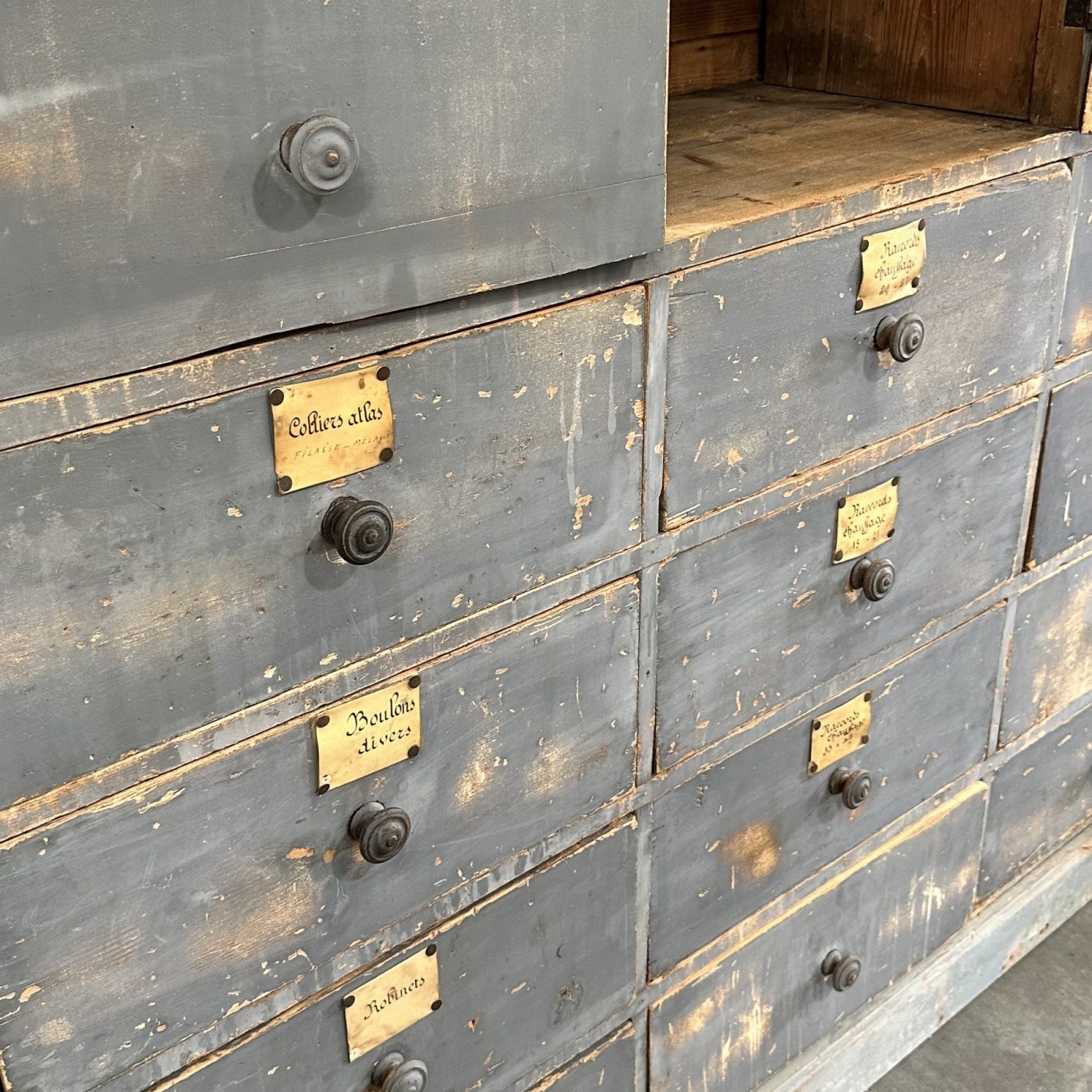 objet-vagabond-painted-chest0008