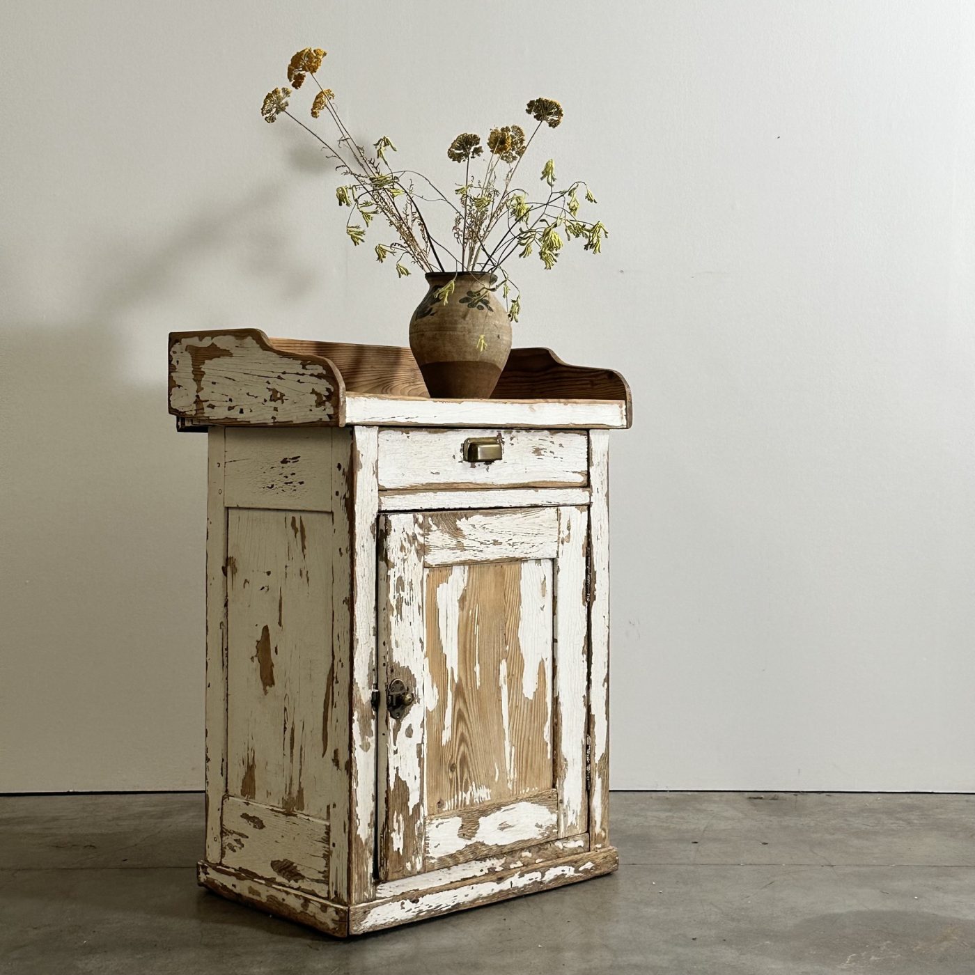 objet-vagabond-painted-cabinet0002