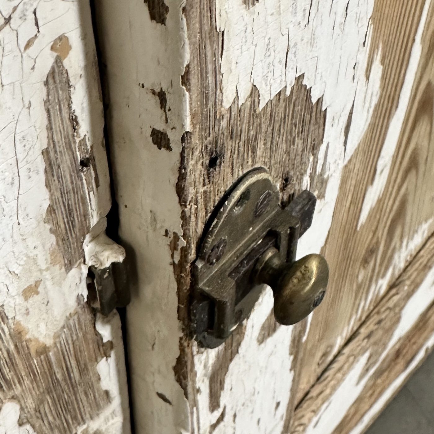 objet-vagabond-painted-cabinet0005