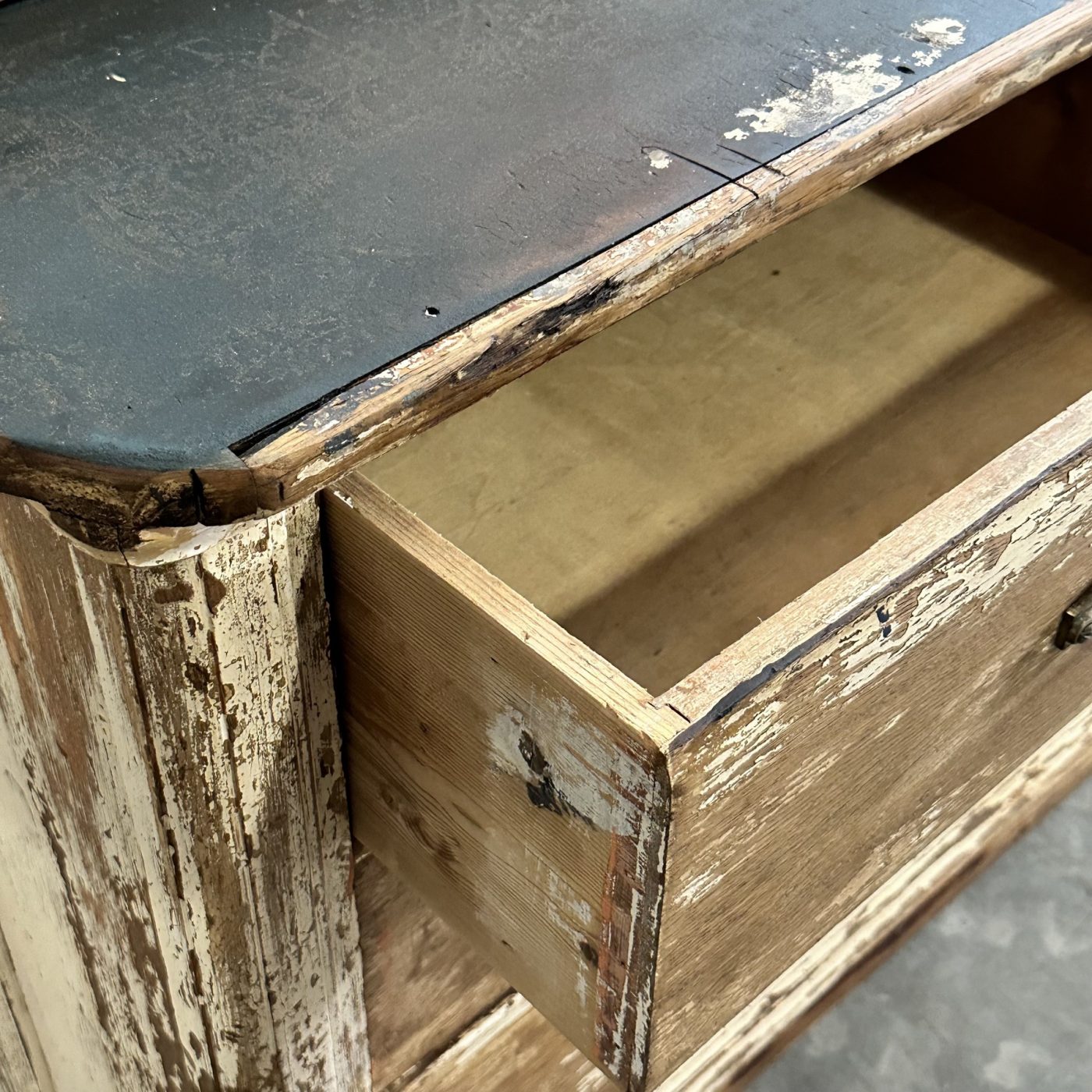 objet-vagabond-painted-chest0002