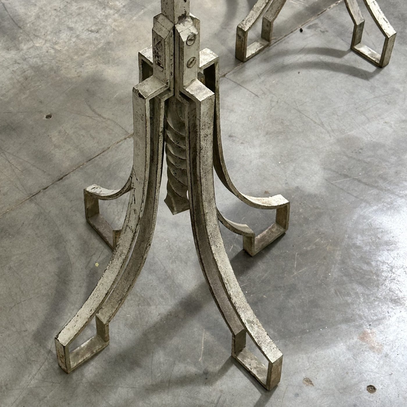 objet-vagabond-wroughiton-pedestal0000