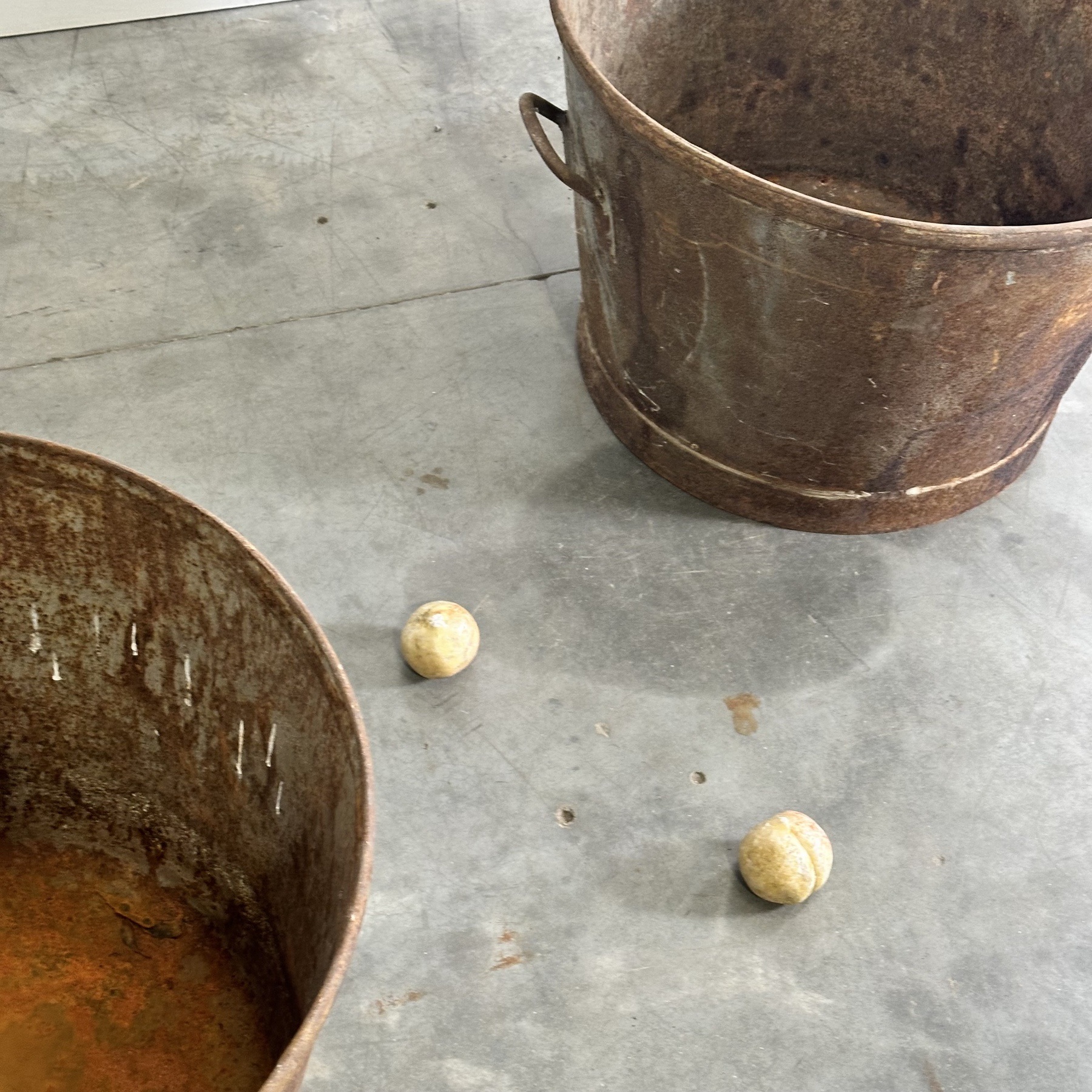 objet-vagabond-metal-planters0003