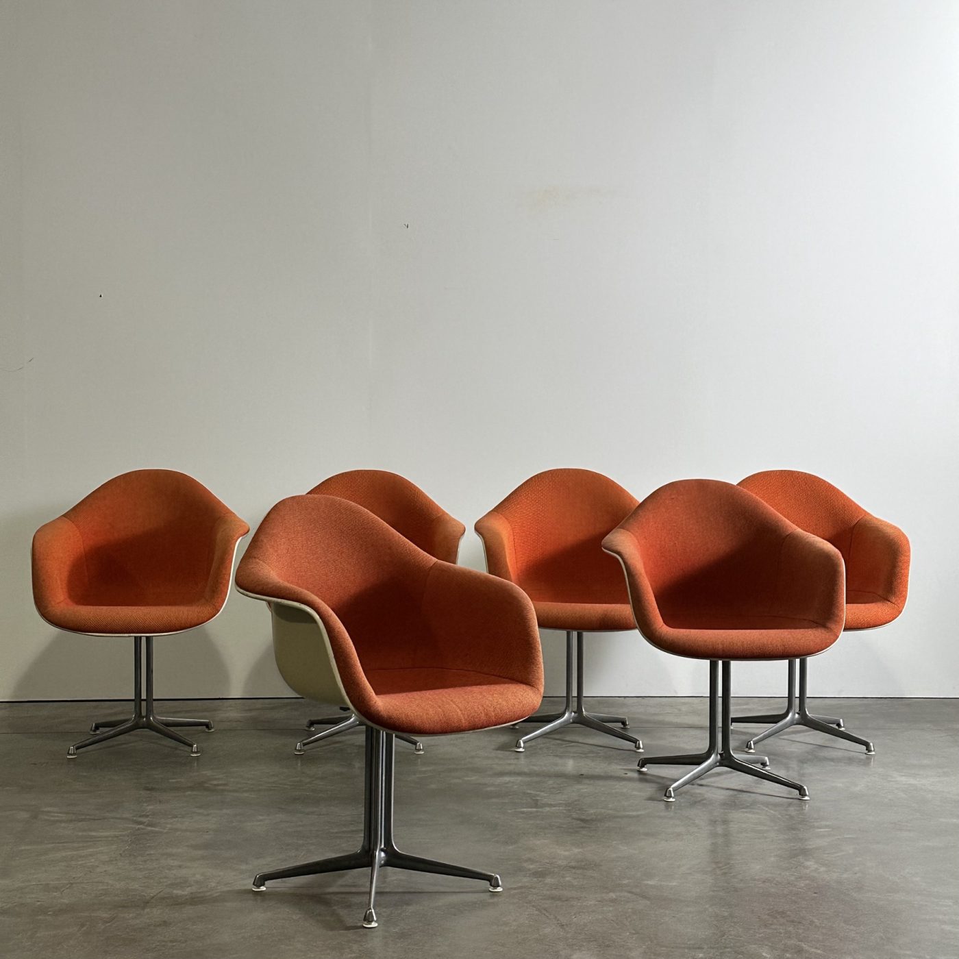 objet-vagabond-eames-chairs0003