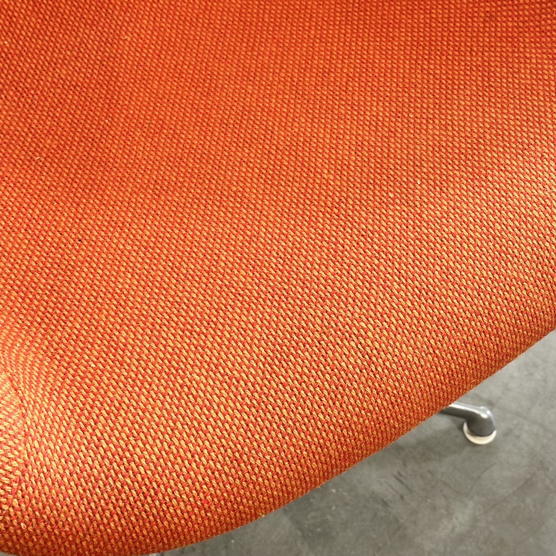 objet-vagabond-eames-chairs0004