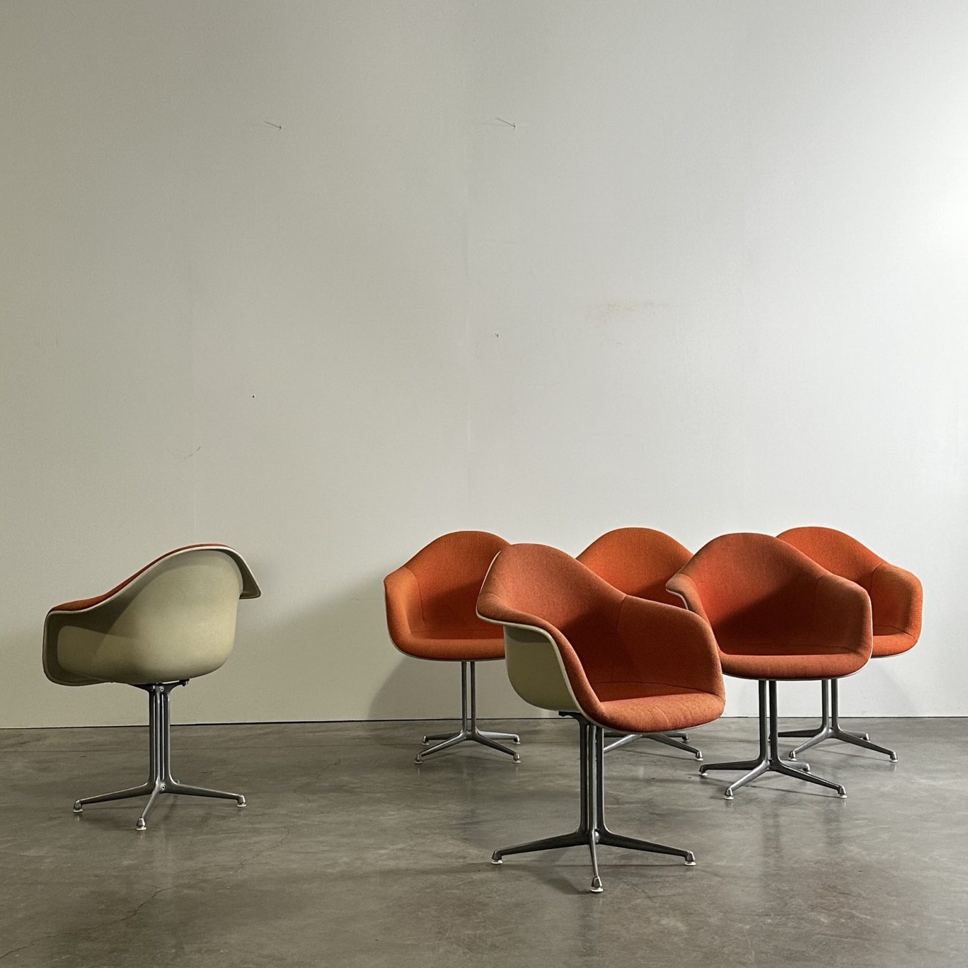 objet-vagabond-eames-chairs0006