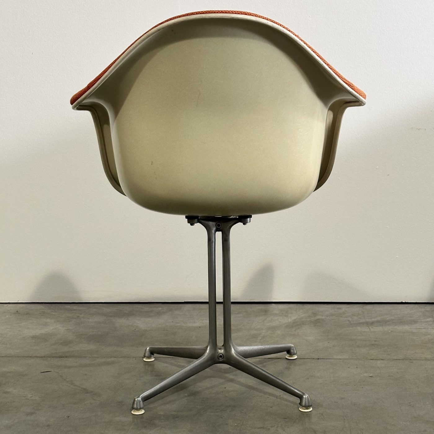 objet-vagabond-eames-chairs0009