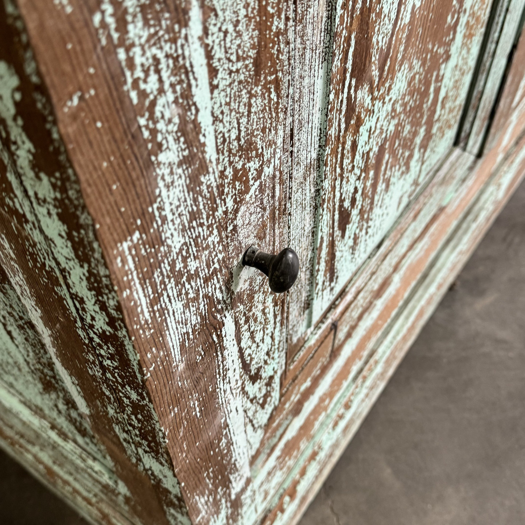 objet-vagabond-painted-counter20009