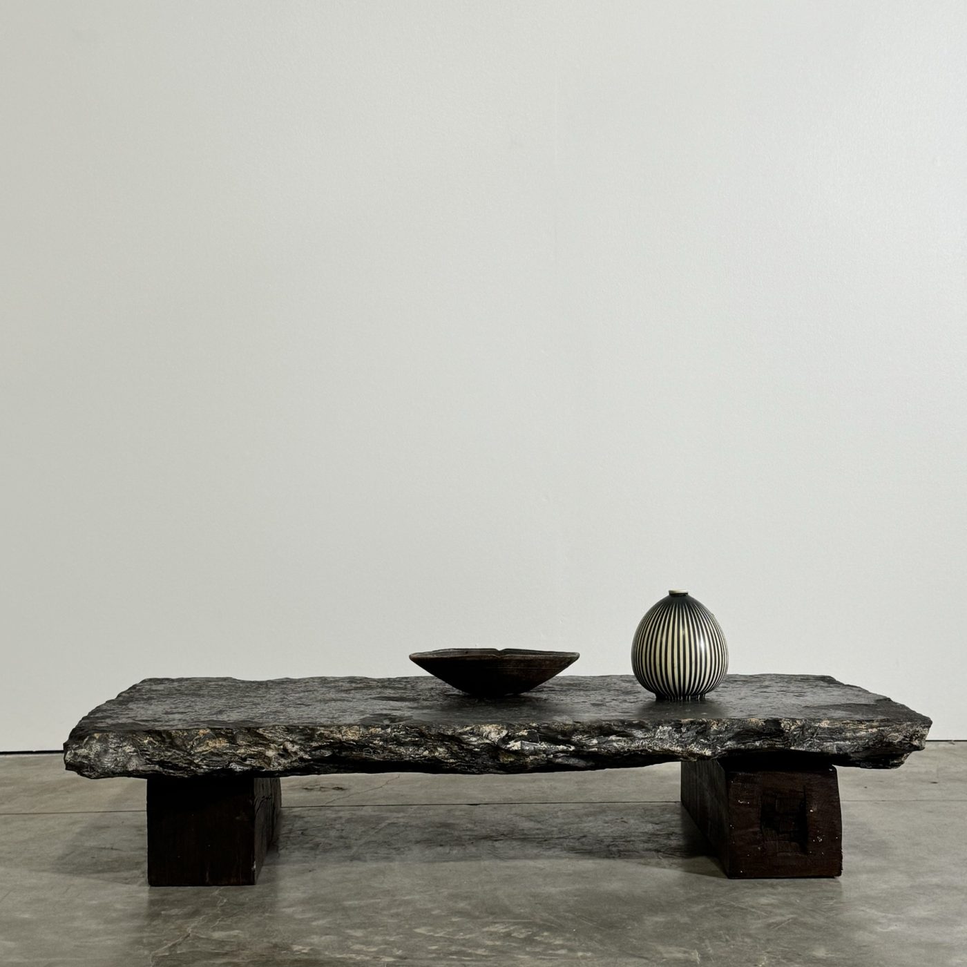 objet-vagabond-stone-coffeetable0001