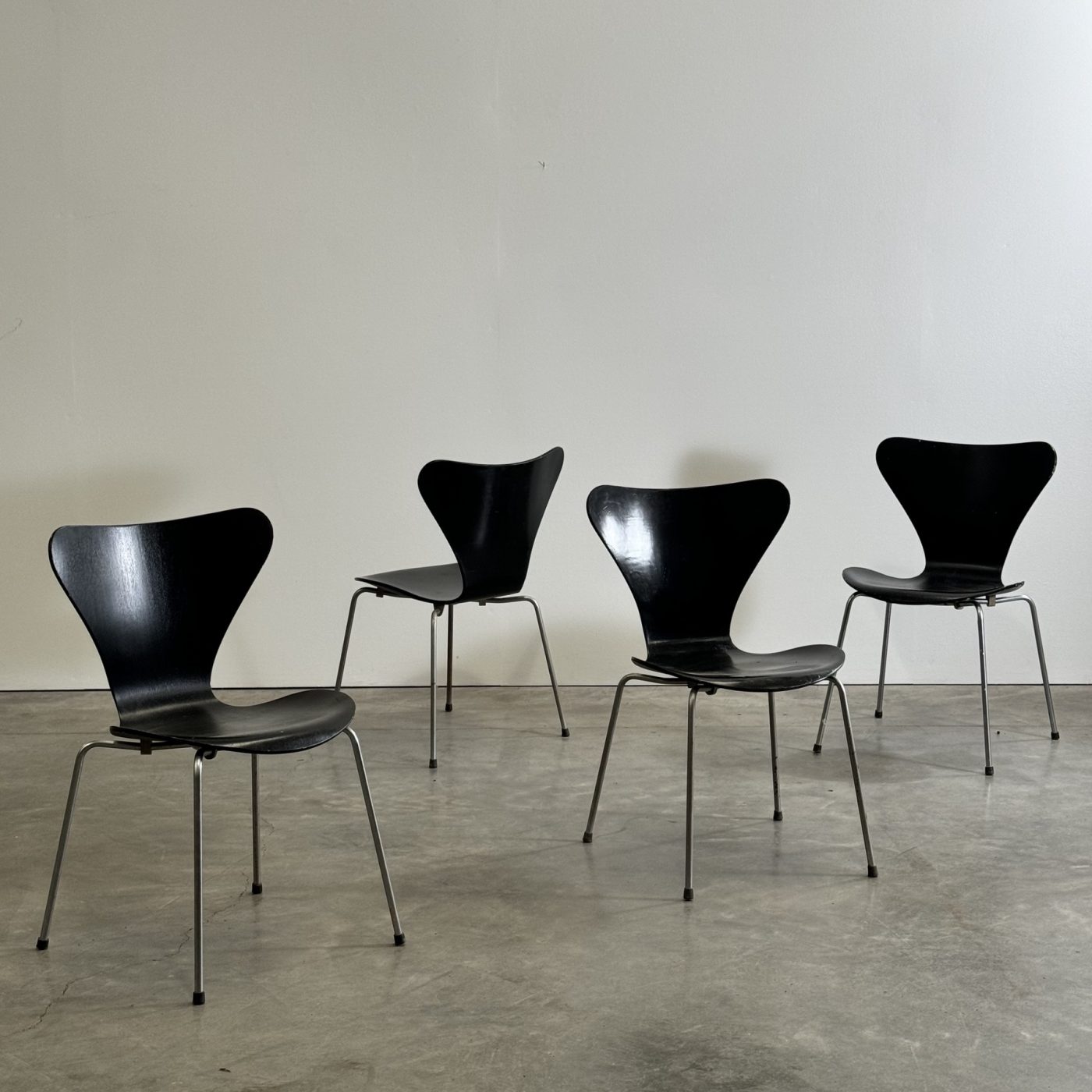 objet-vagabond-jacobsen-chairs0000