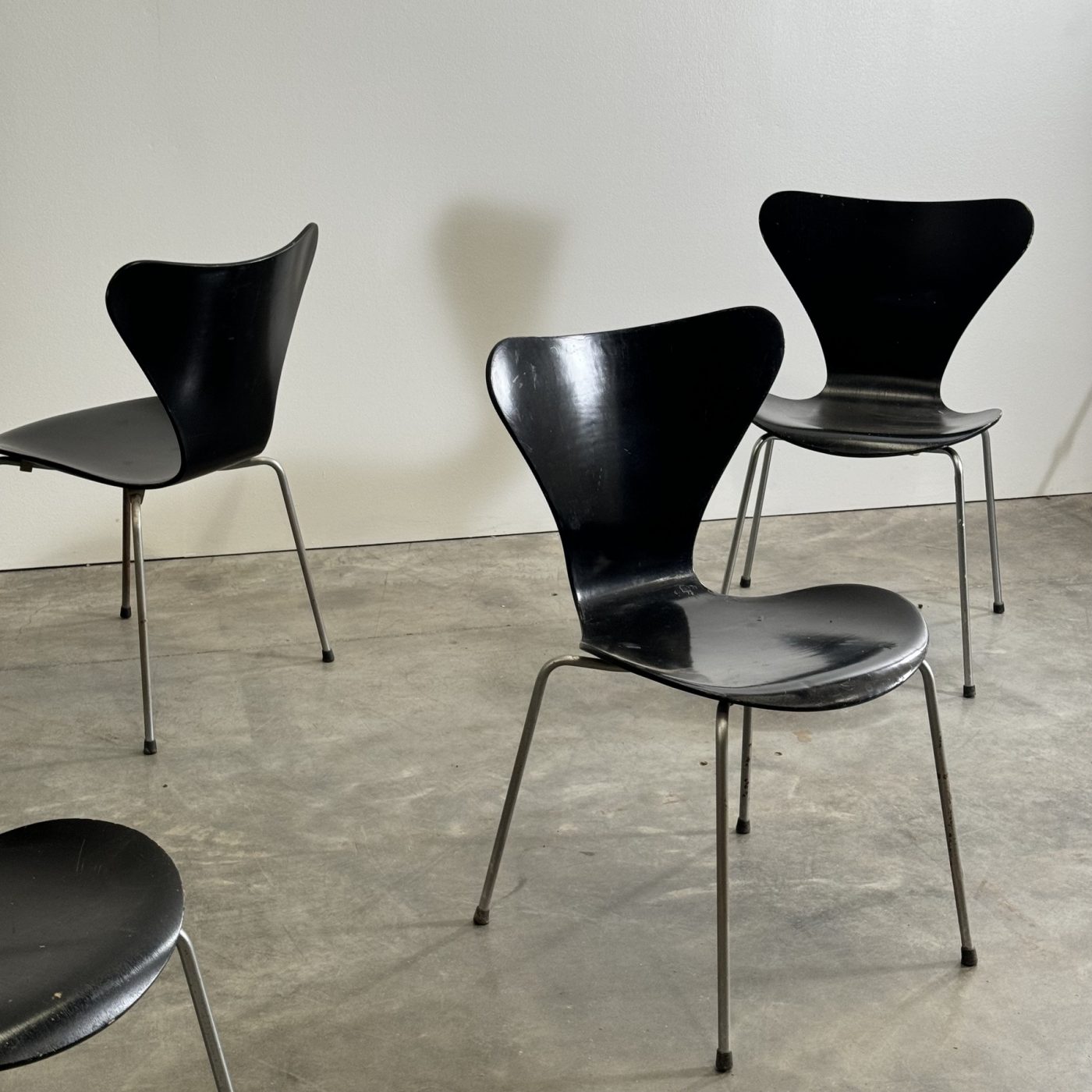 objet-vagabond-jacobsen-chairs0003