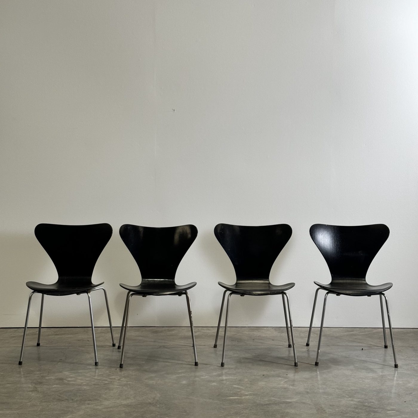 objet-vagabond-jacobsen-chairs0004