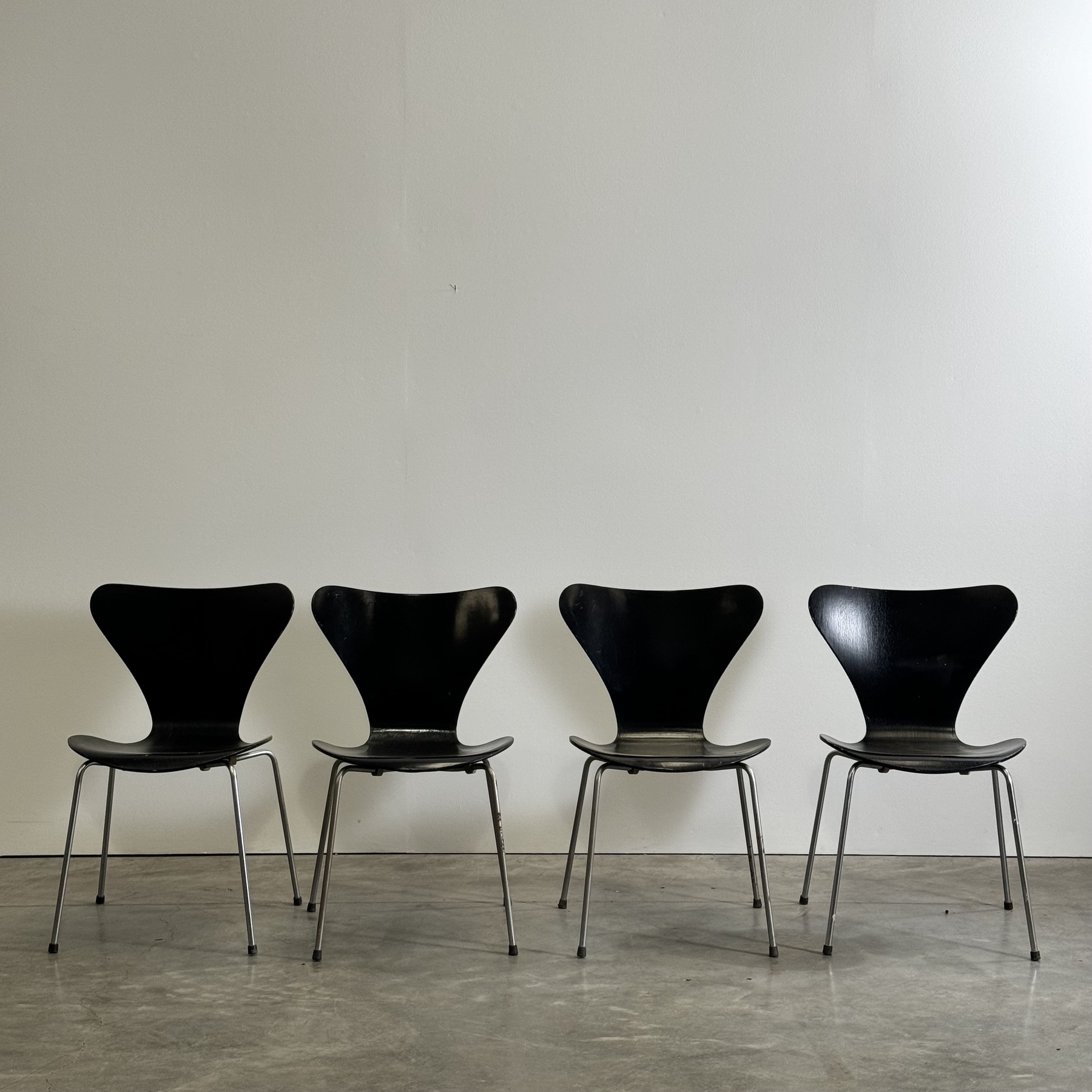 objet-vagabond-jacobsen-chairs0004
