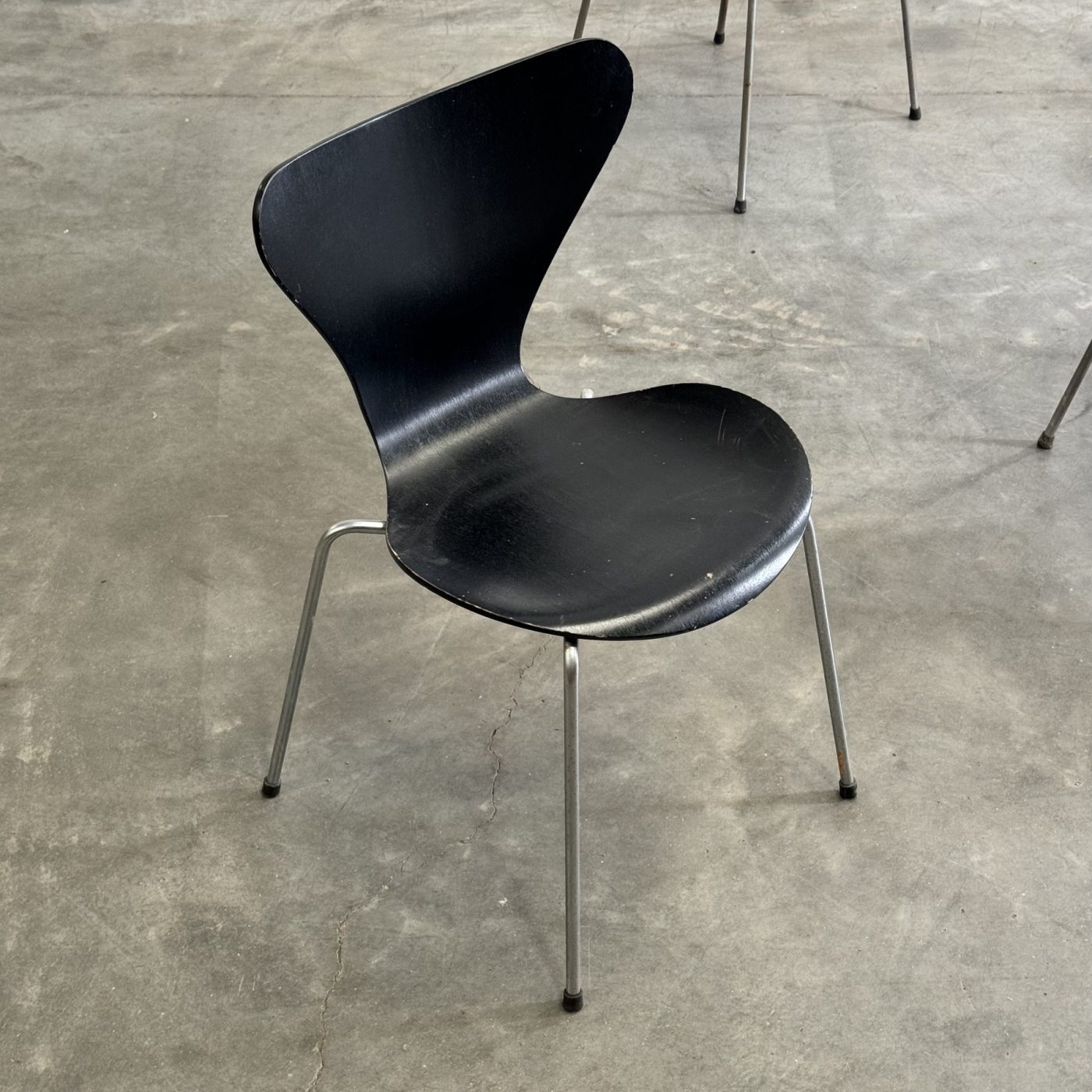objet-vagabond-jacobsen-chairs0005