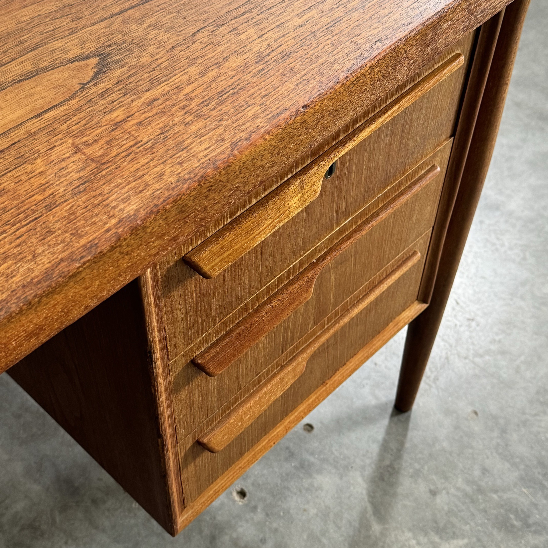 objet-vagabond-vintage-desk0002