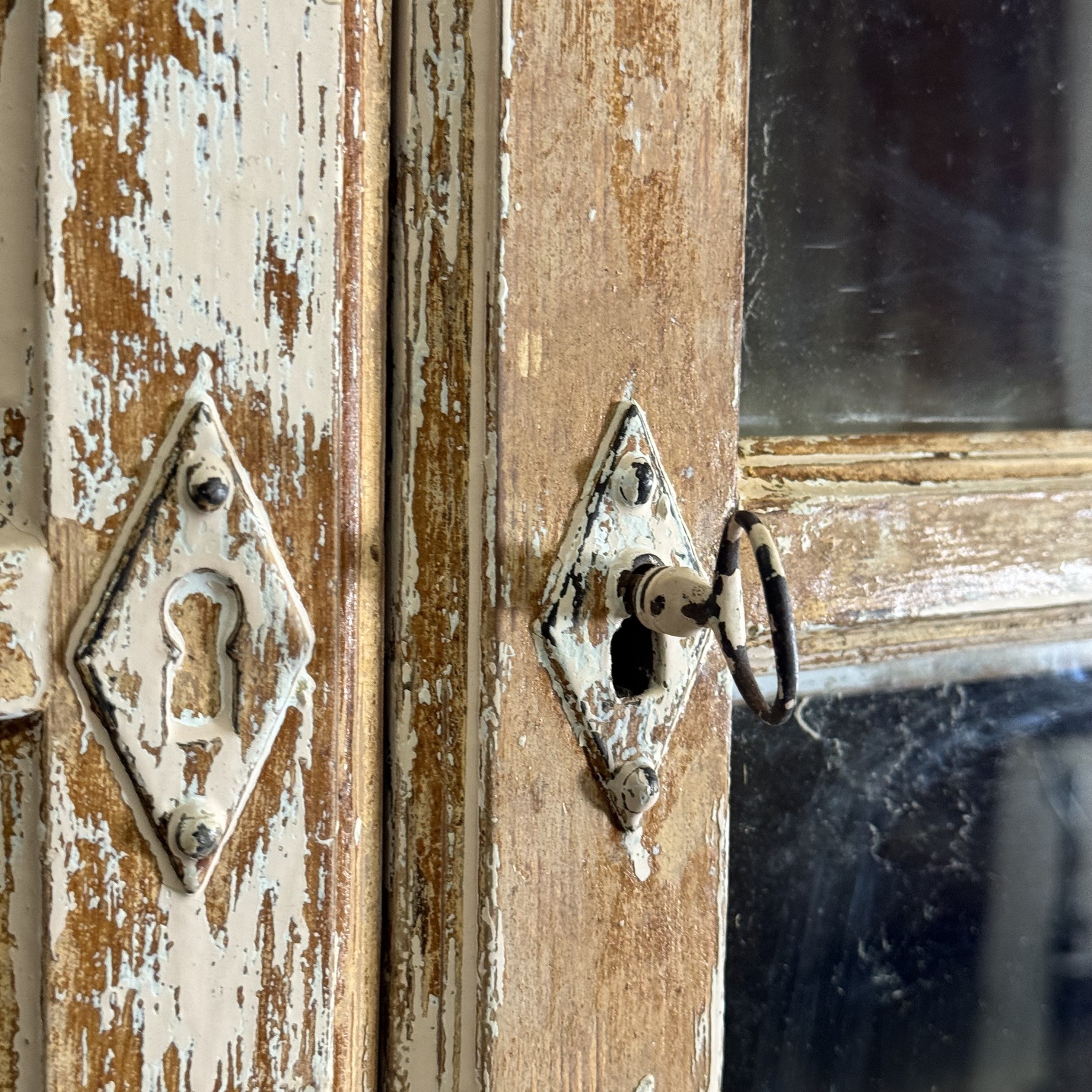 objet-vagabond-painted-cabinet0000