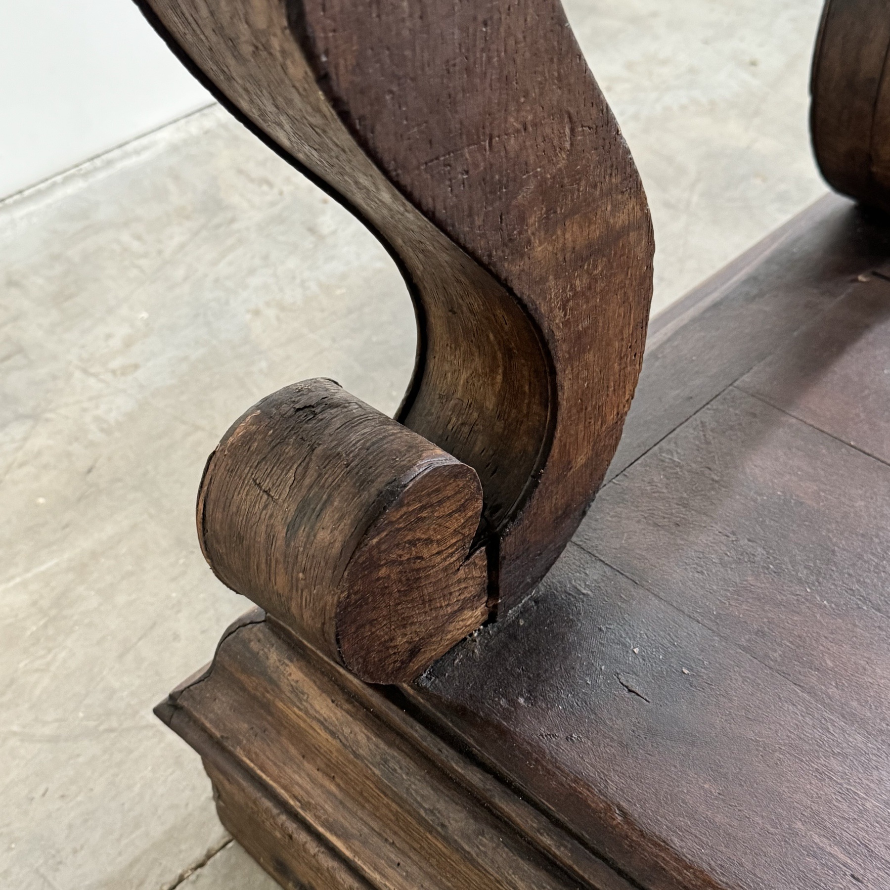 objet-vagabond-draper-table0009